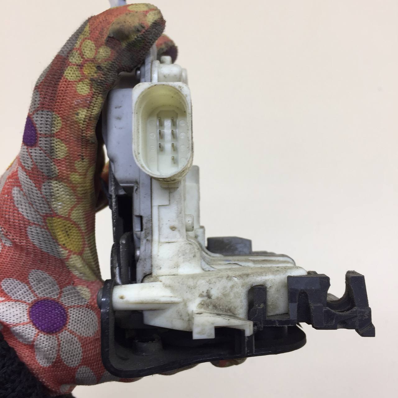 Замок двери задней левой Volkswagen Passat B7 2011-2015