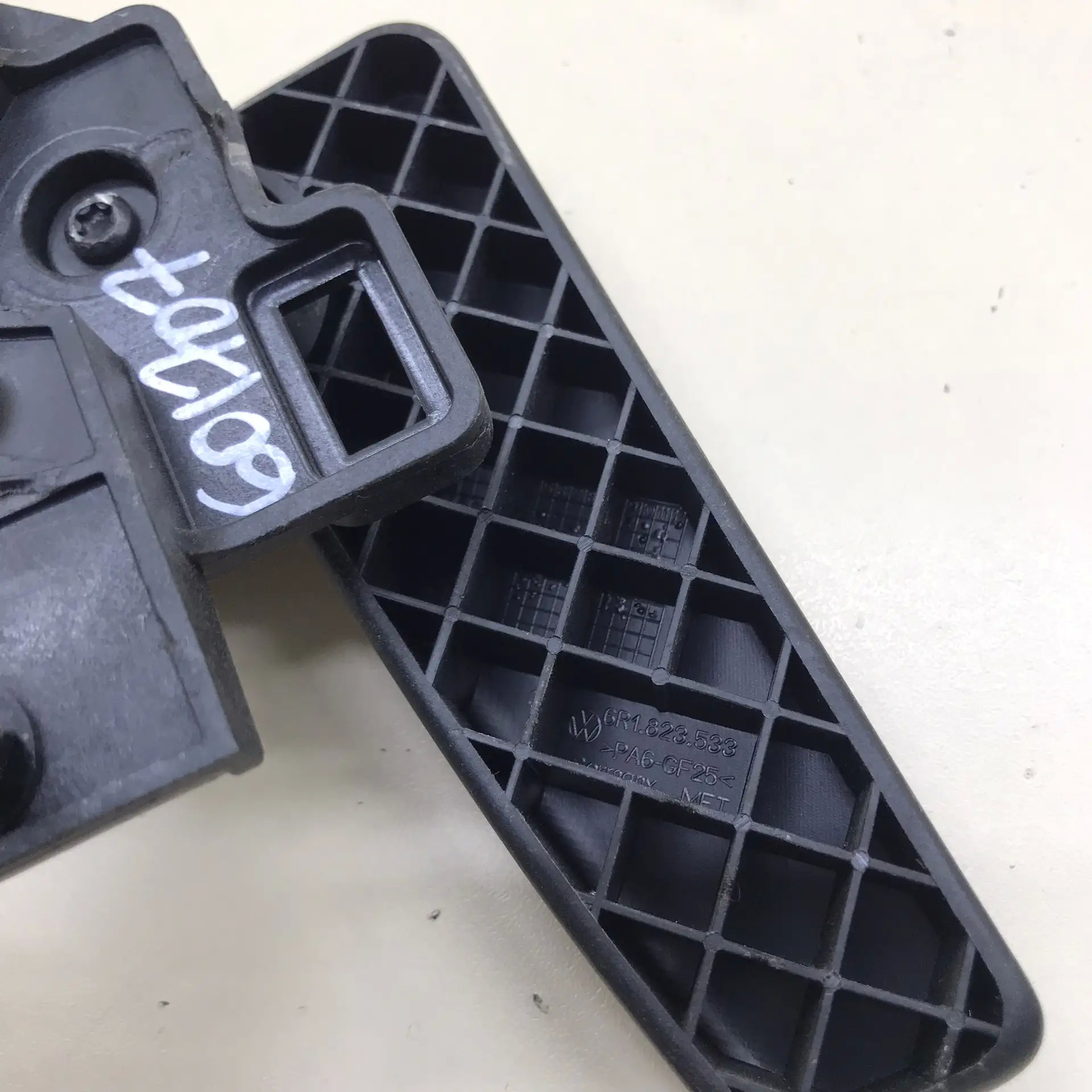 Ручка открывания капота Skoda Octavia (A7) 2013>