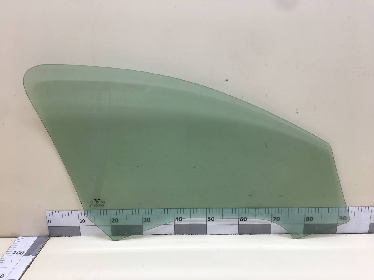 Стекло двери передней левой Peugeot 206 1998-2012