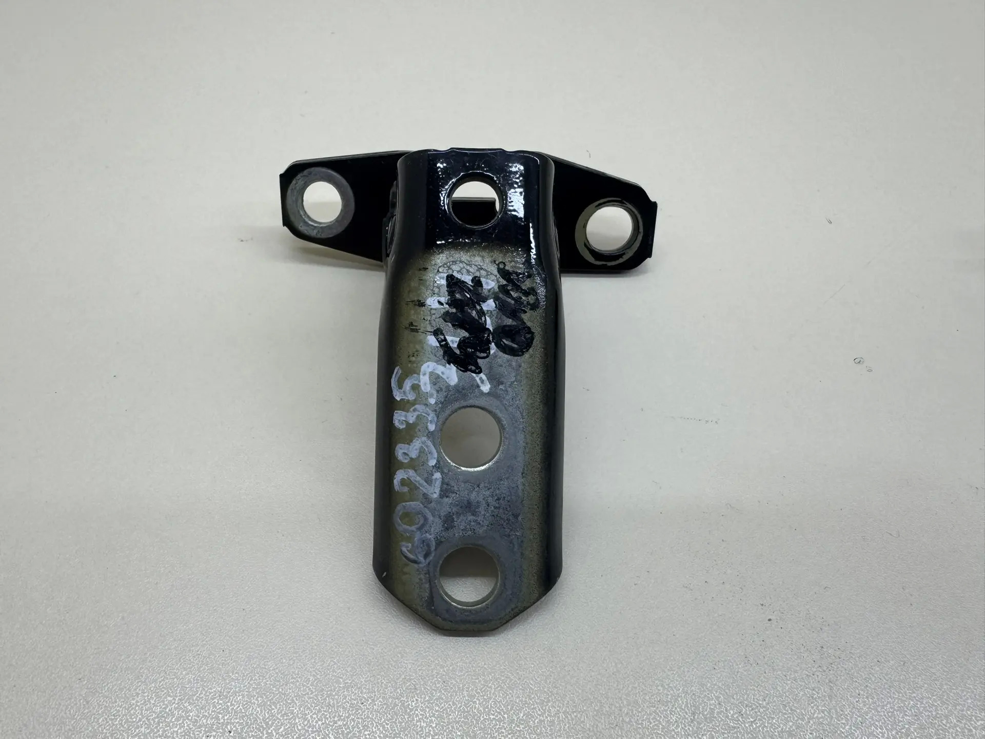 Петля двери задней левой нижняя Mitsubishi Outlander (GF) 2012>