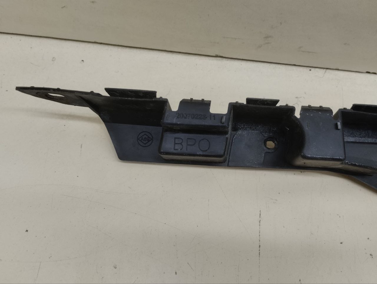 Кронштейн заднего бампера левый Renault Symbol (2) 2008-2012