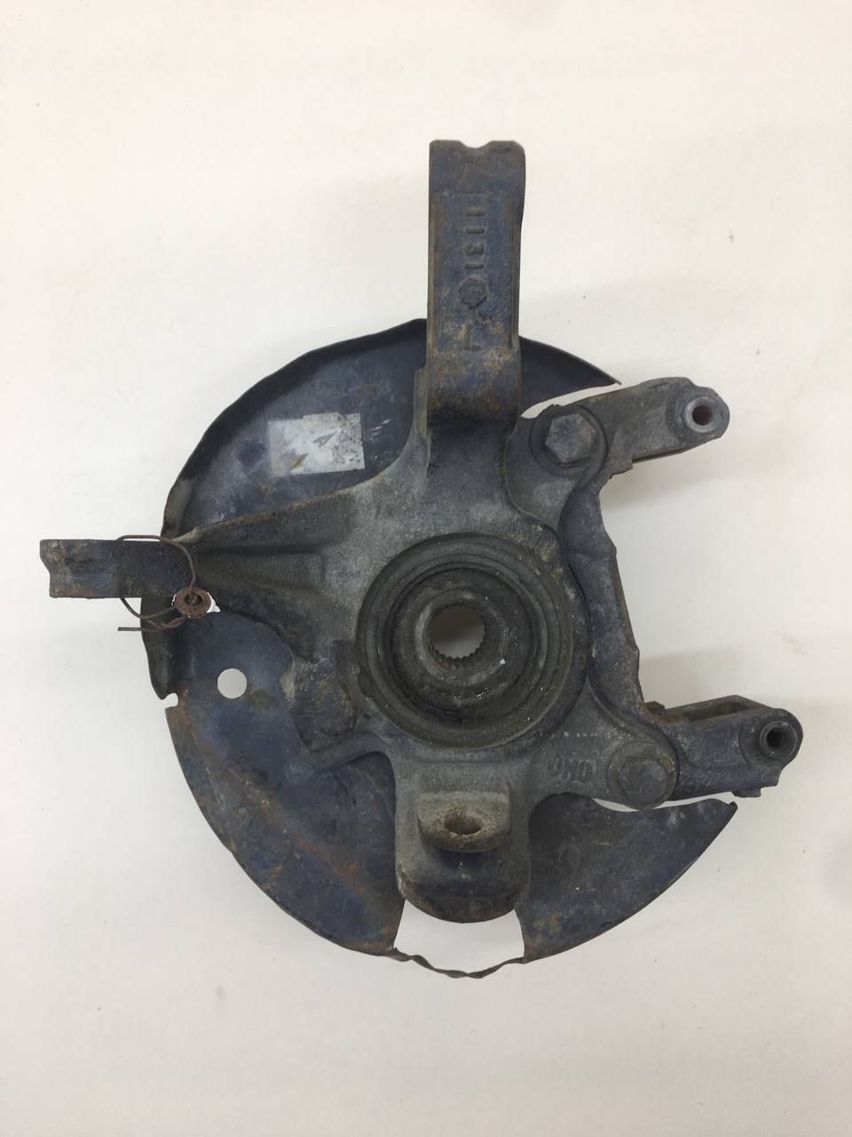 Кулак поворотный передний левый Nissan Almera (N15) 1995-2000