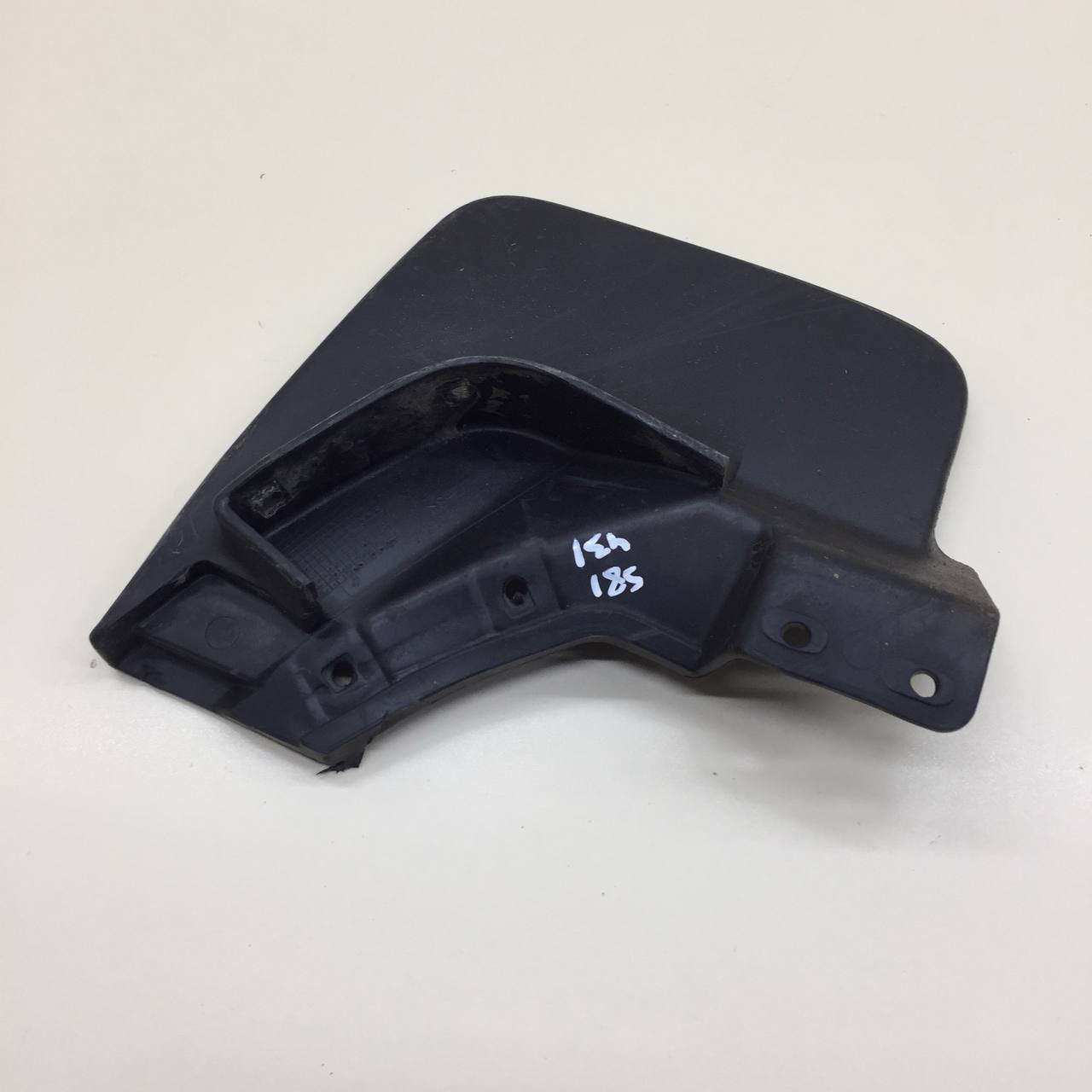 Брызговик передний правый Lada  Niva Travel 2020>