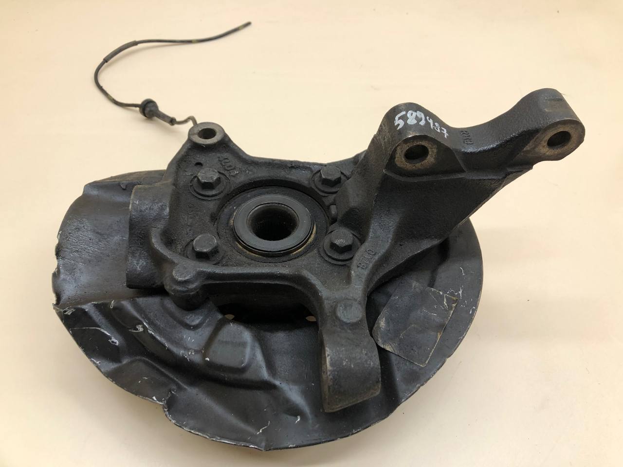 Кулак поворотный передний правый Volvo XC90 2002-2015