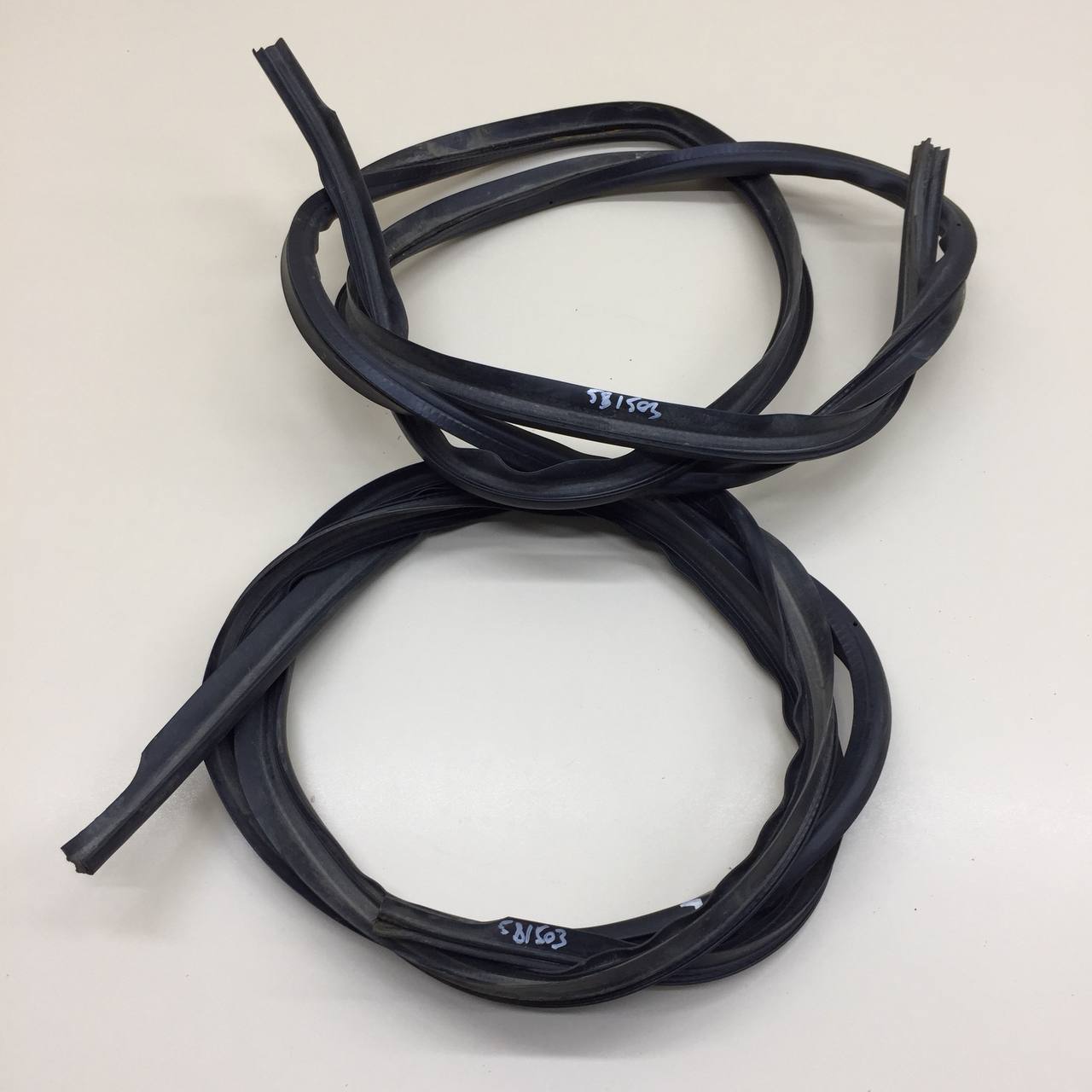 Уплотнитель (Наружный) Lada  Niva Travel 2020>