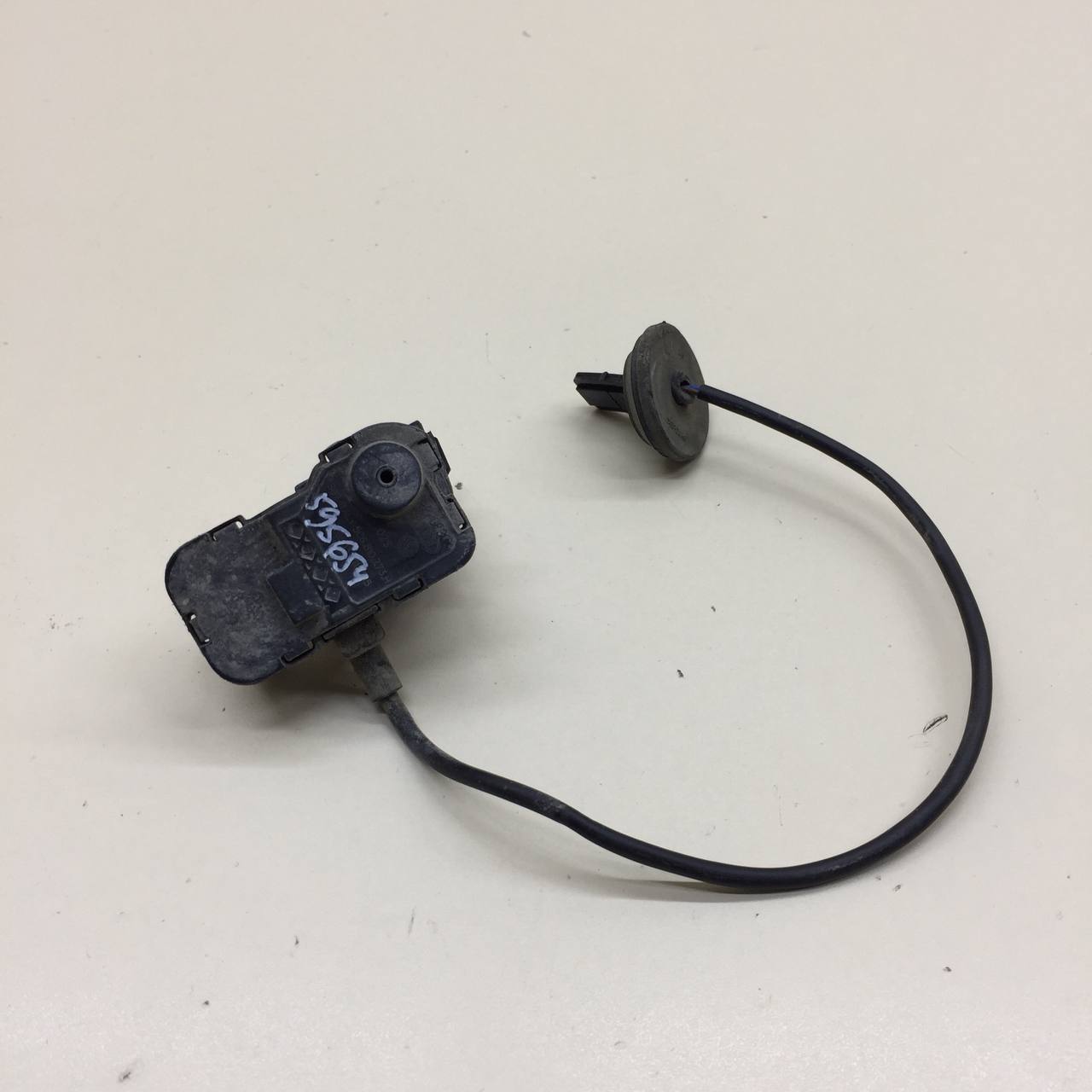 Активатор замка крышки бензобака Volkswagen Polo (MK5) 2011-2020