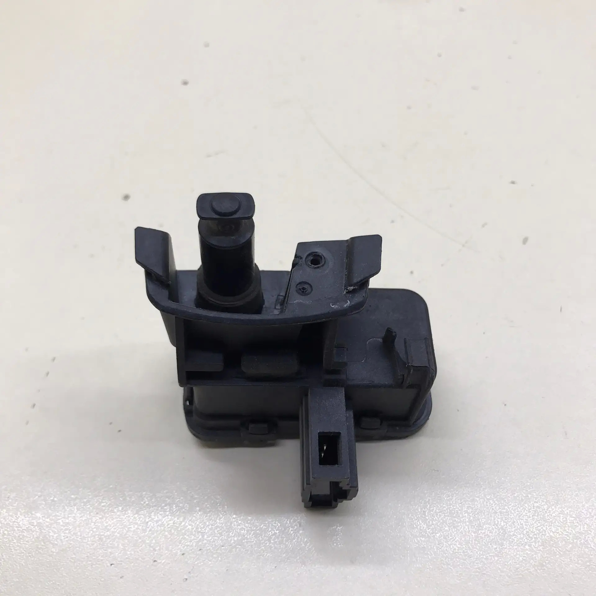 Активатор замка крышки бензобака Skoda Octavia (A7) 2013>