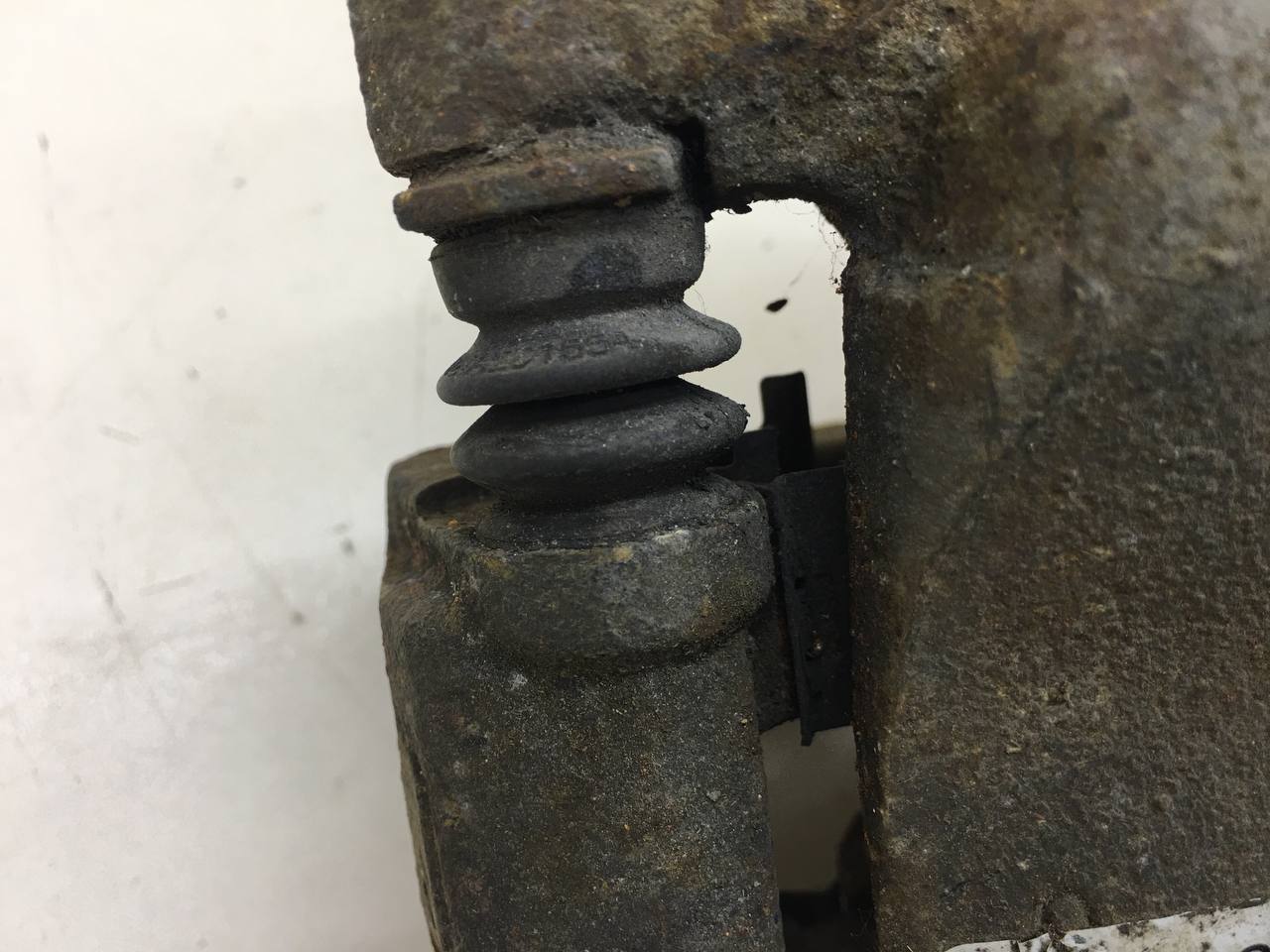 Суппорт передний левый Geely Emgrand EC7 2008>