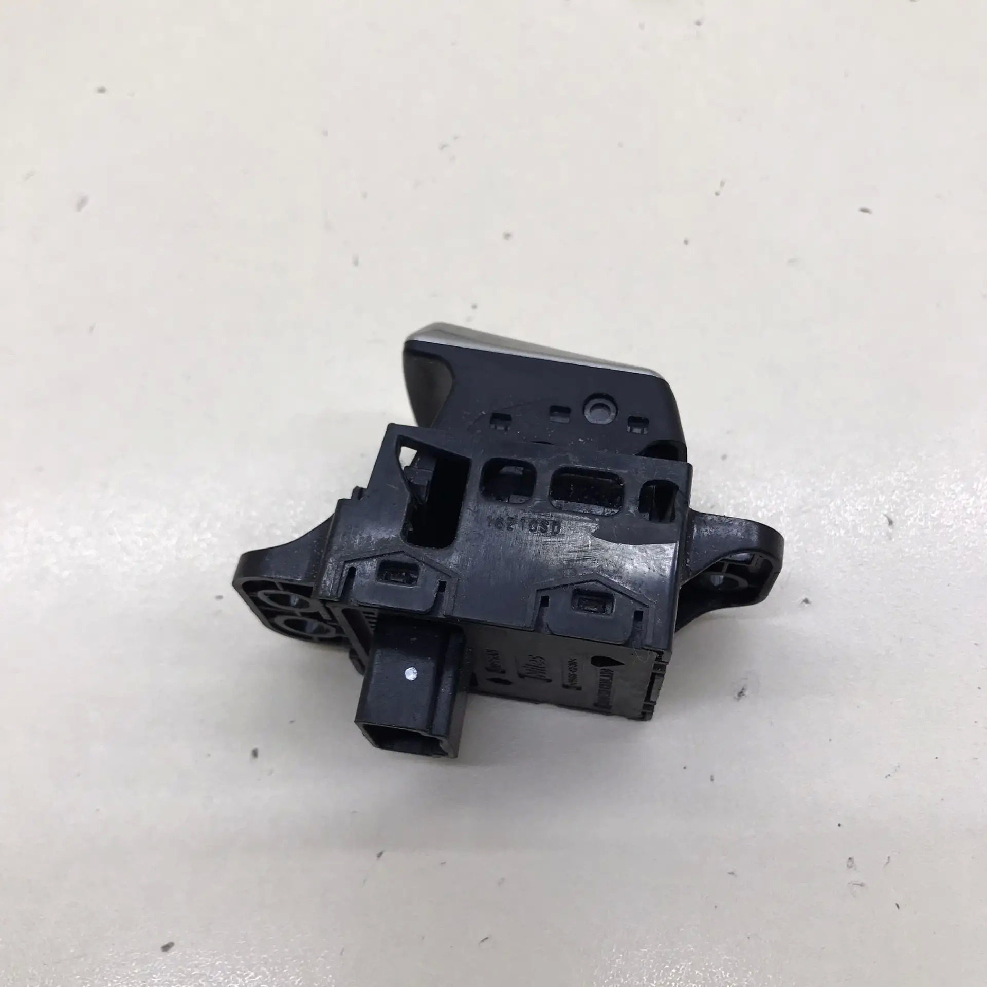 Кнопка фиксатора стояночного тормоза Nissan Qashqai (J11) 2014>