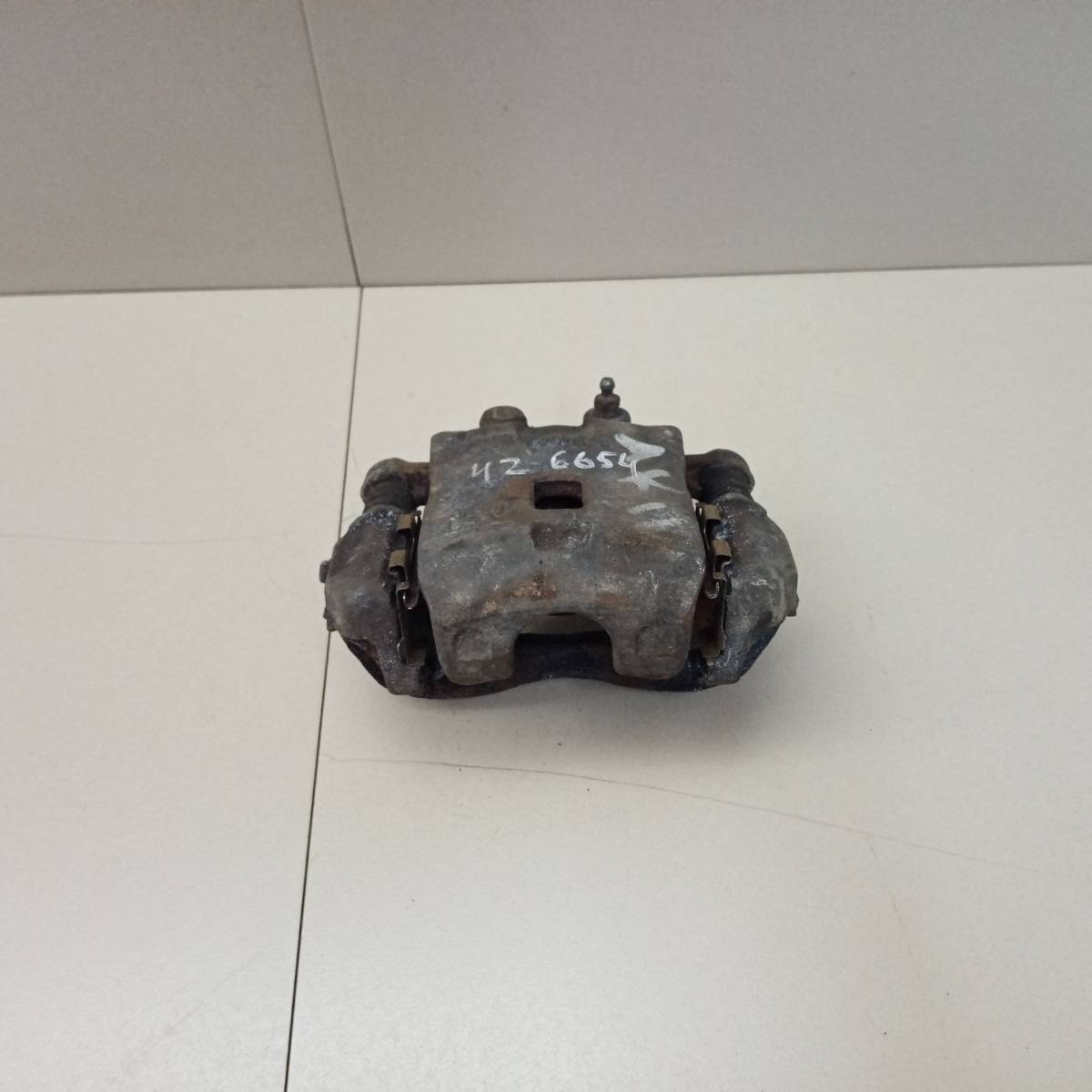 Суппорт передний левый Nissan March (K11) 1992-2002