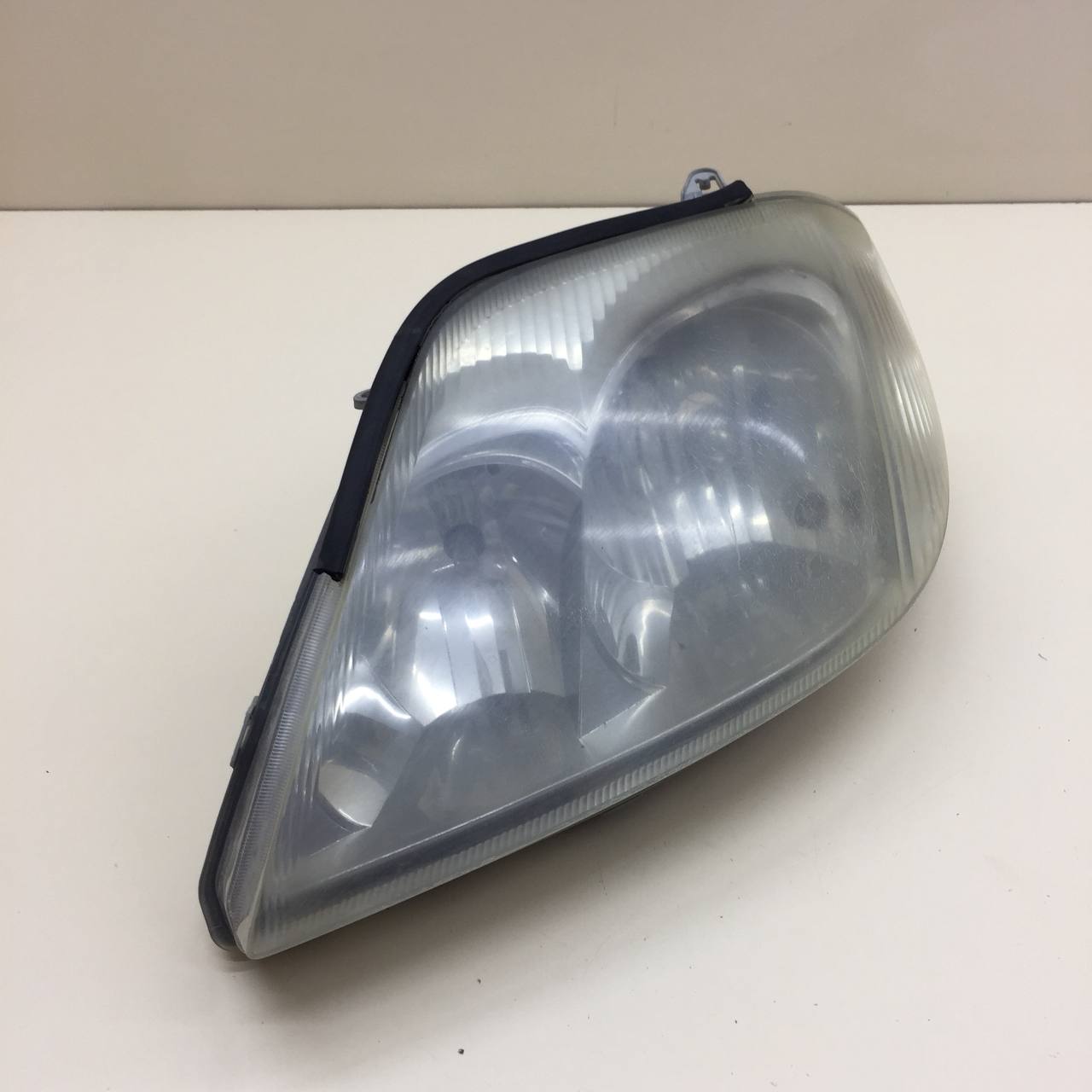 Фара левая Toyota Corolla E120 2001-2007