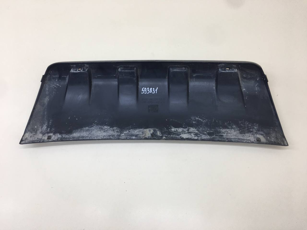 Накладка переднего бампера центральная Chevrolet Niva 2009-2020