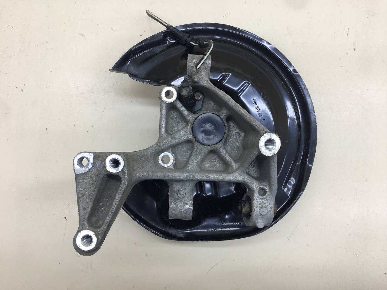 Кулак поворотный задний правый Volkswagen Passat B7 2011-2015