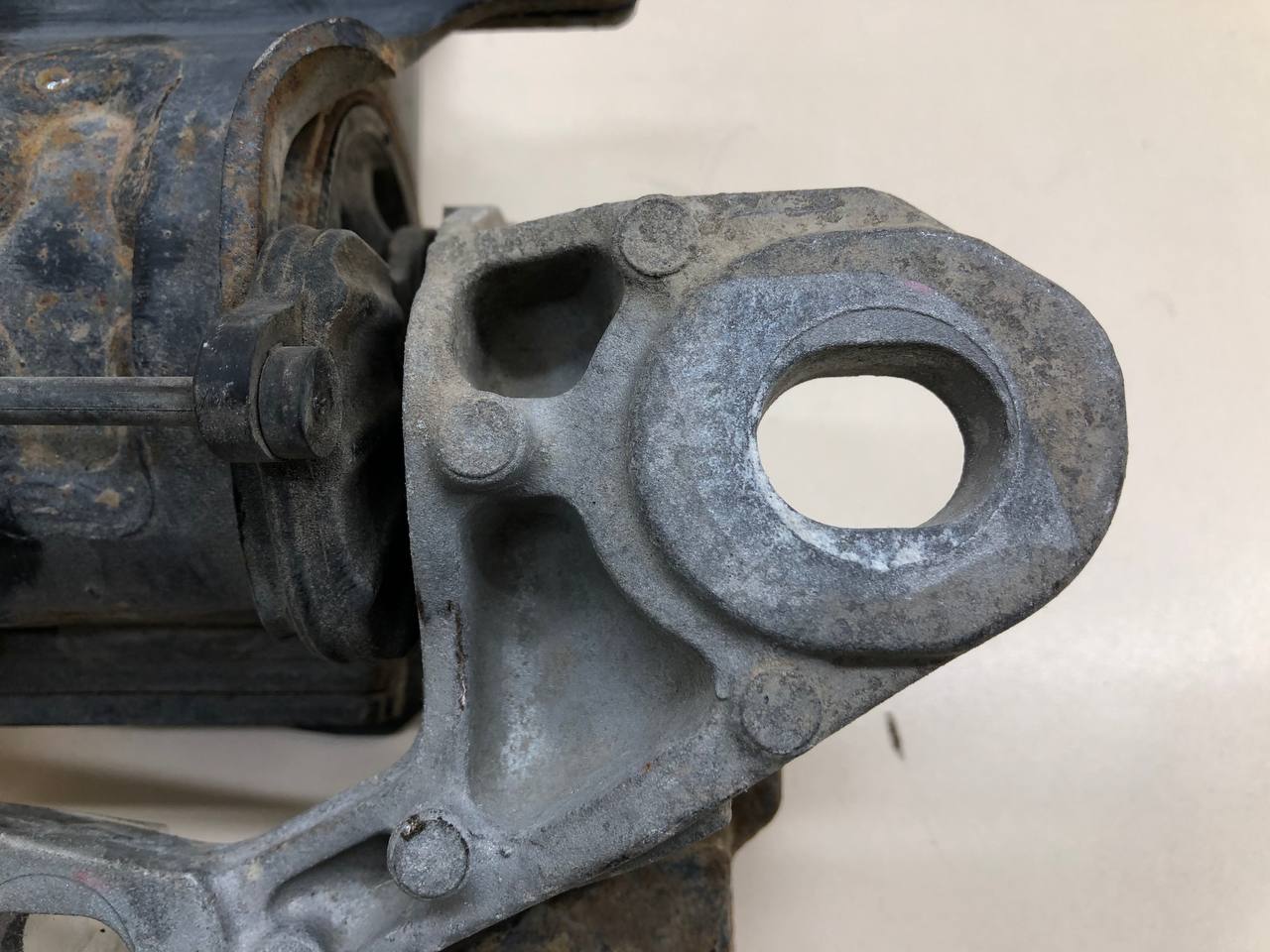 Опора двигателя левая Mazda CX-5 (KE) 2011-2017