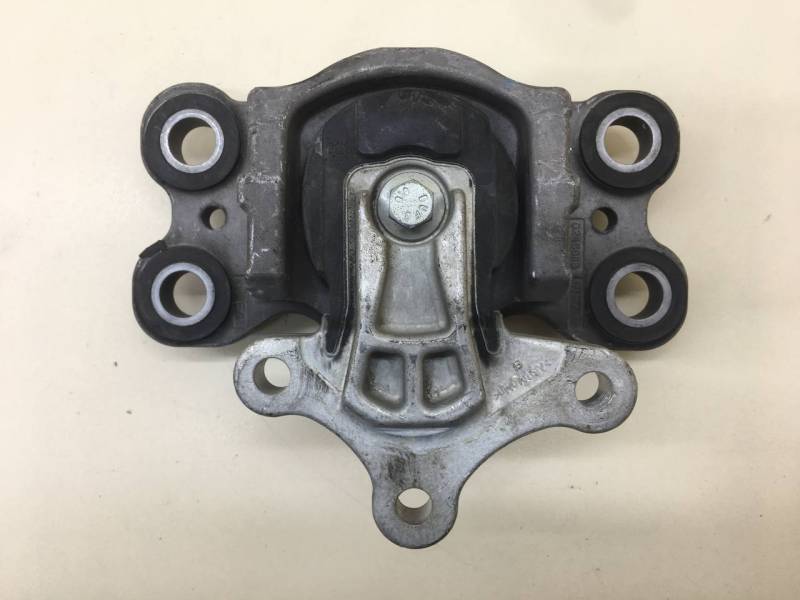 Опора двигателя левая Volvo XC60 2008-2017