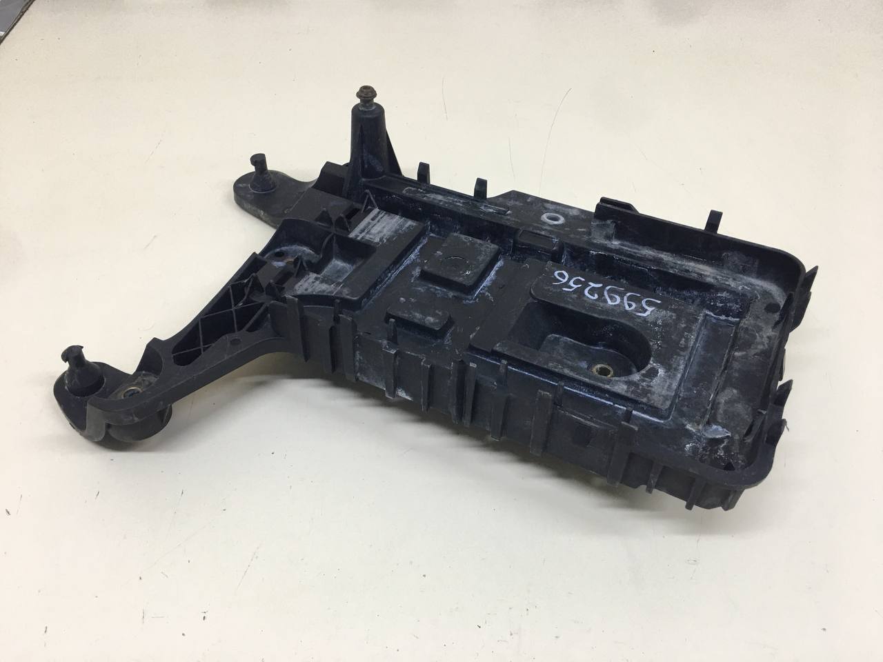 Крепление АКБ (корпус / подставка) Volkswagen Passat B7 2011-2015