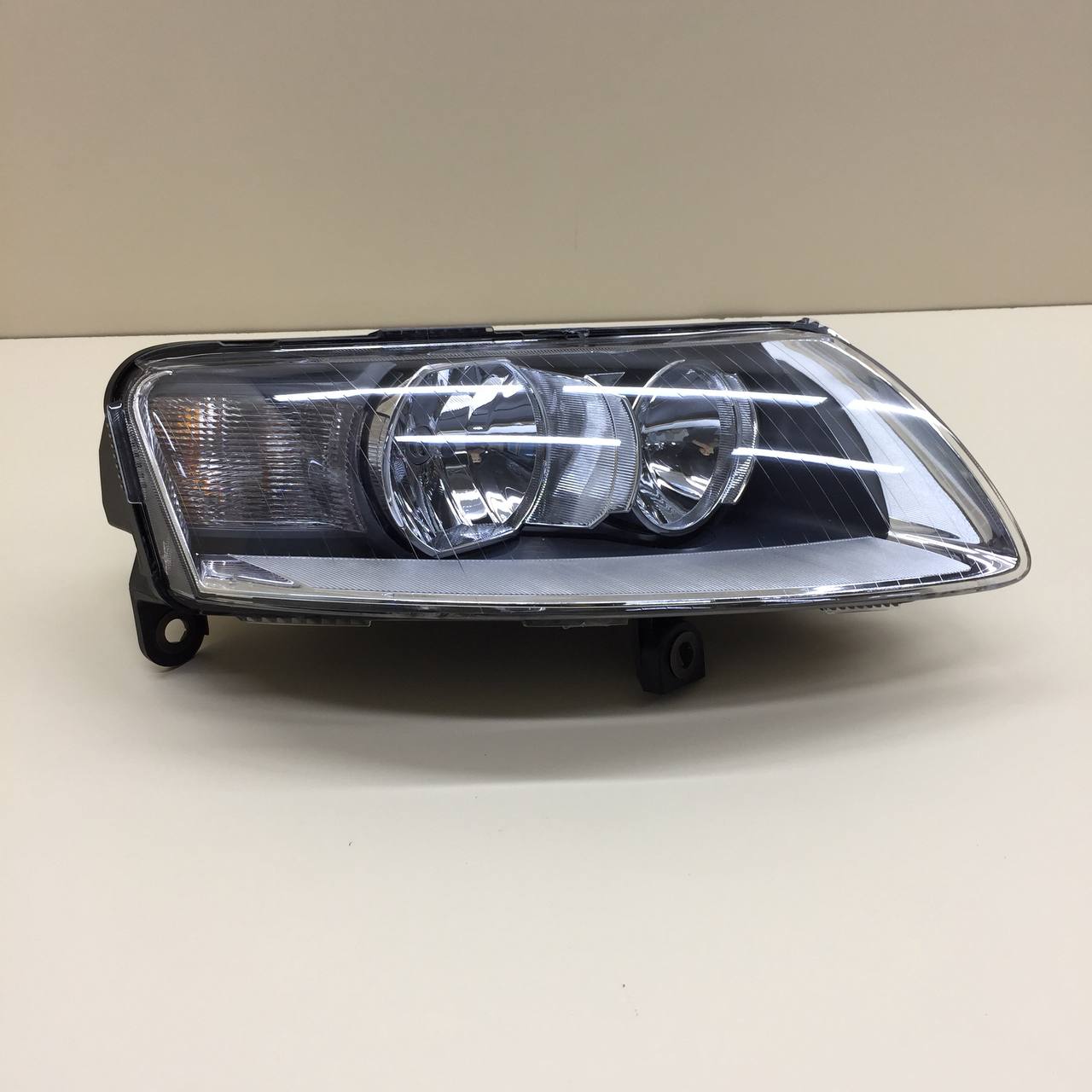Фара правая Audi A6 (C6) 2005-2011