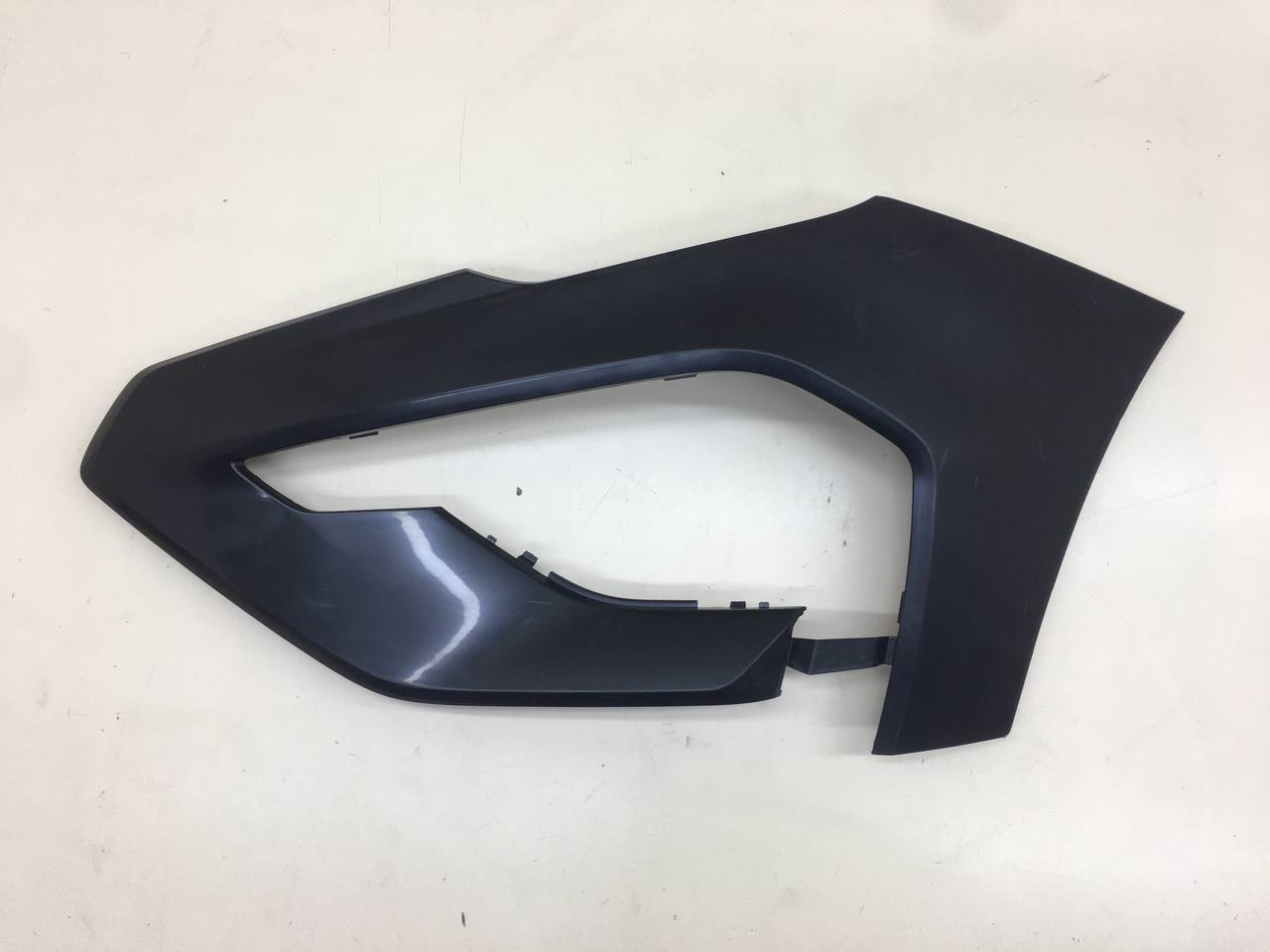 Накладка переднего бампера левая Lada Vesta SW Cross 2017>