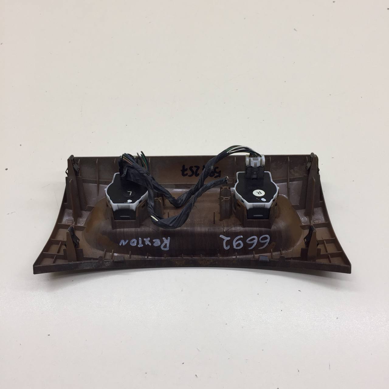 Кнопка обогрева сидений SsangYong Rexton 2 2006-2012