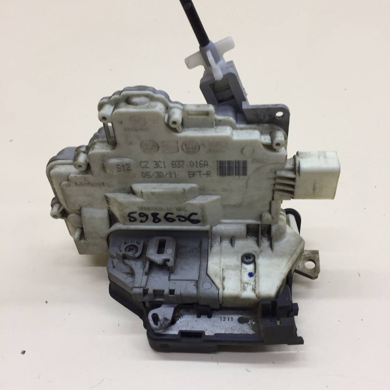 Замок двери передней правой Volkswagen Passat B7 2011-2015