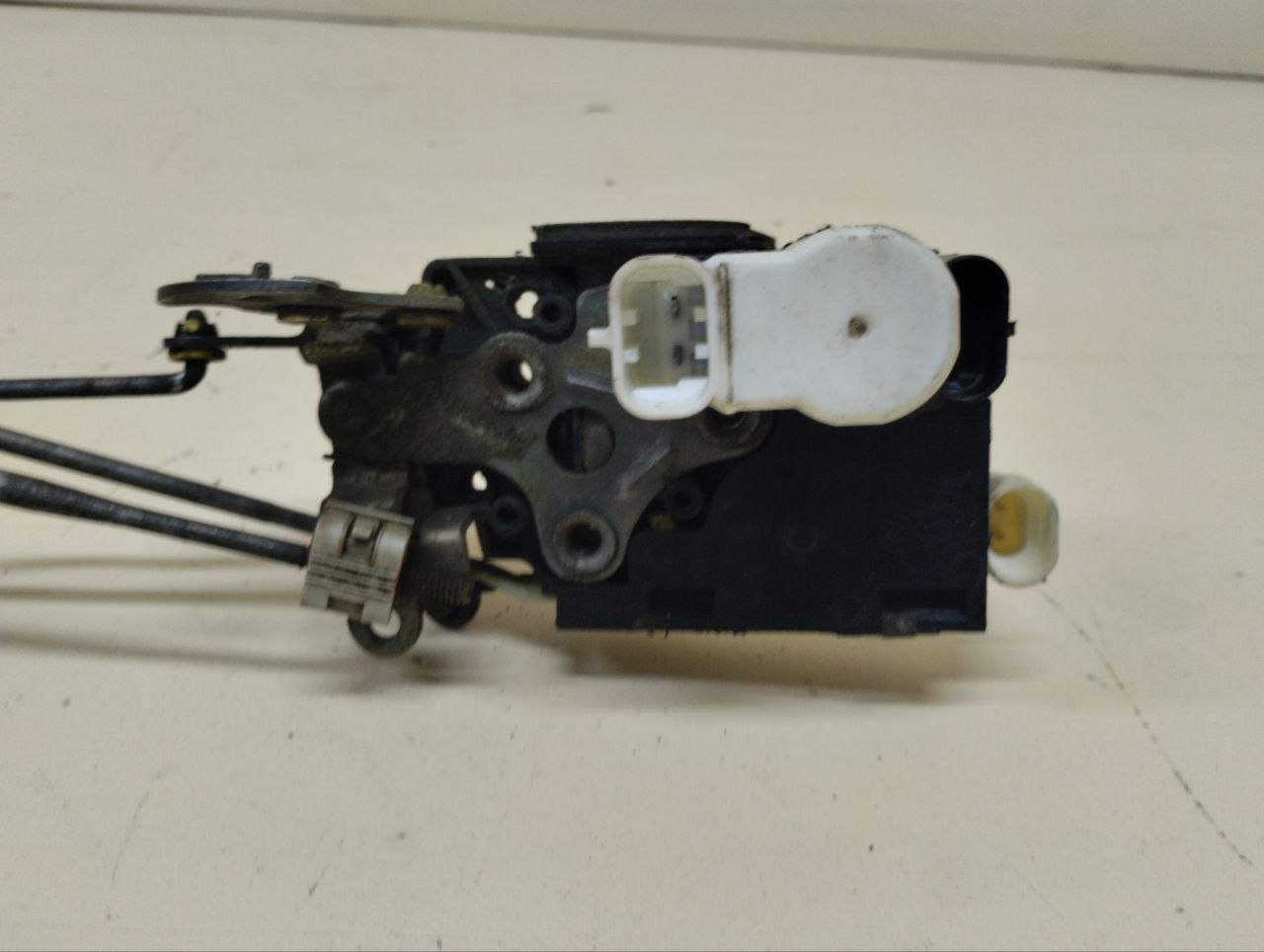 Замок двери передней левой Chevrolet TrailBlazer (GMT360) 2001-2010