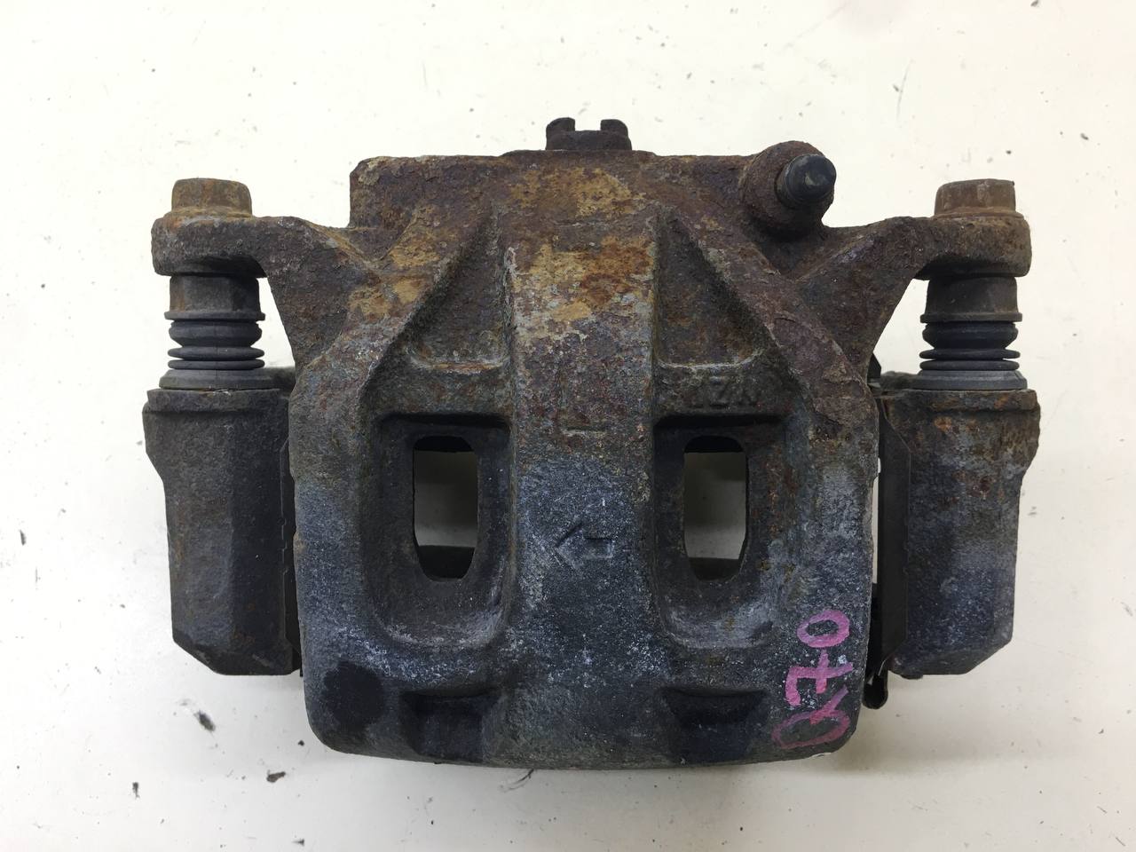 Суппорт передний левый Infiniti M37 (Y51) 2010-2014