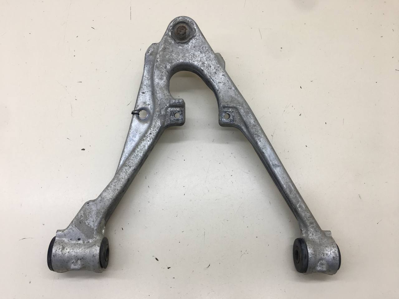 Рычаг передний нижний левый Cadillac Escalade 3 2006-2014