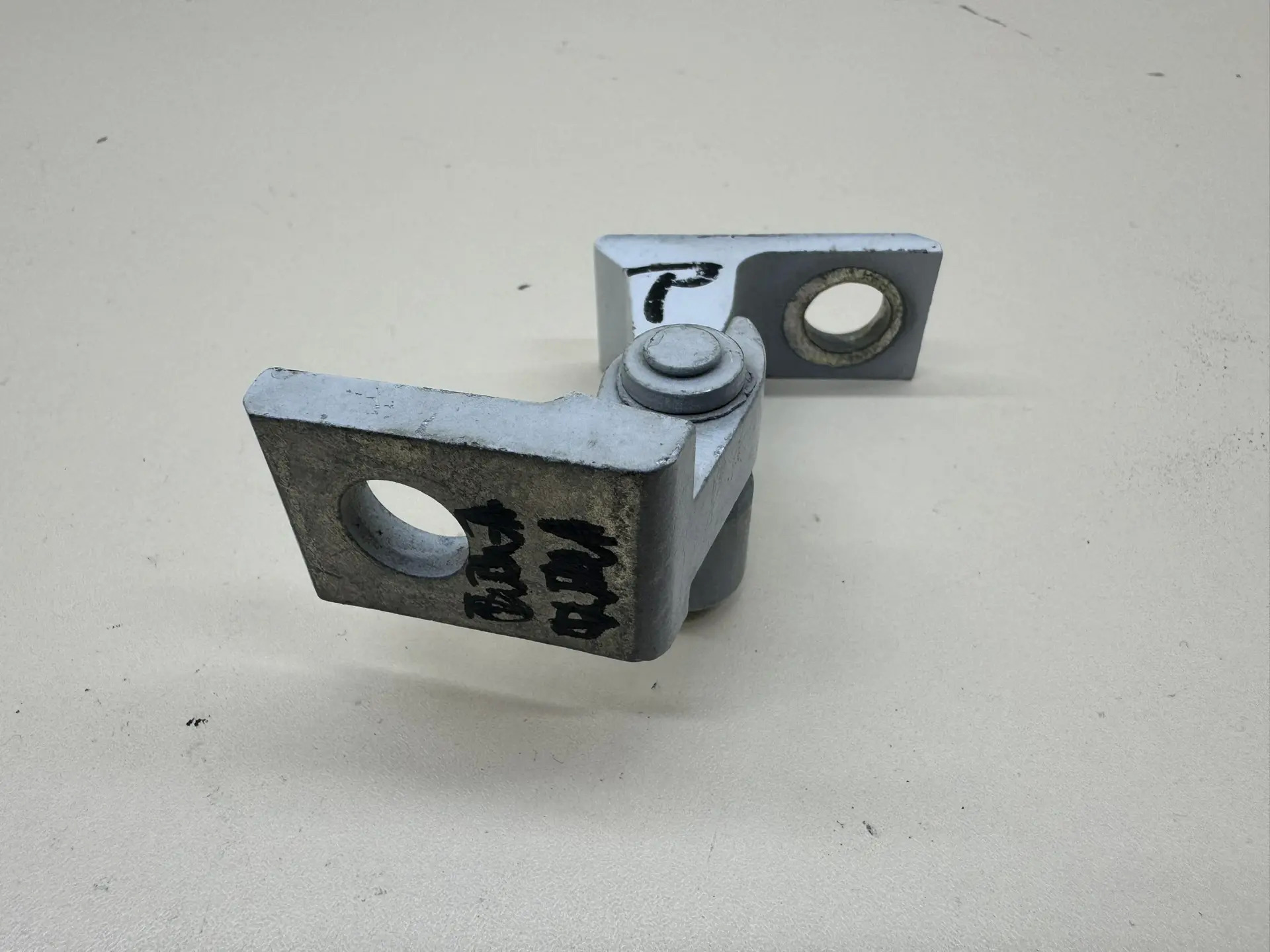 Петля двери Skoda Rapid 2012-2020