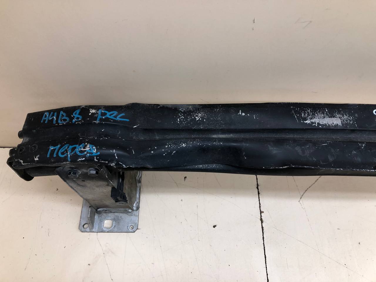 Усилитель переднего бампера Audi A4 (B8) 2007-2011