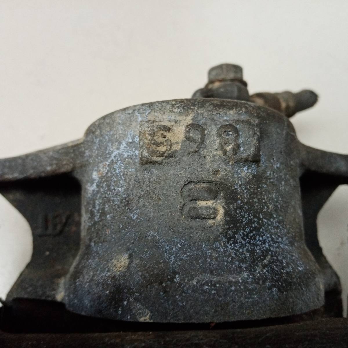 Суппорт передний левый Toyota Progres (G10) 1998-2007