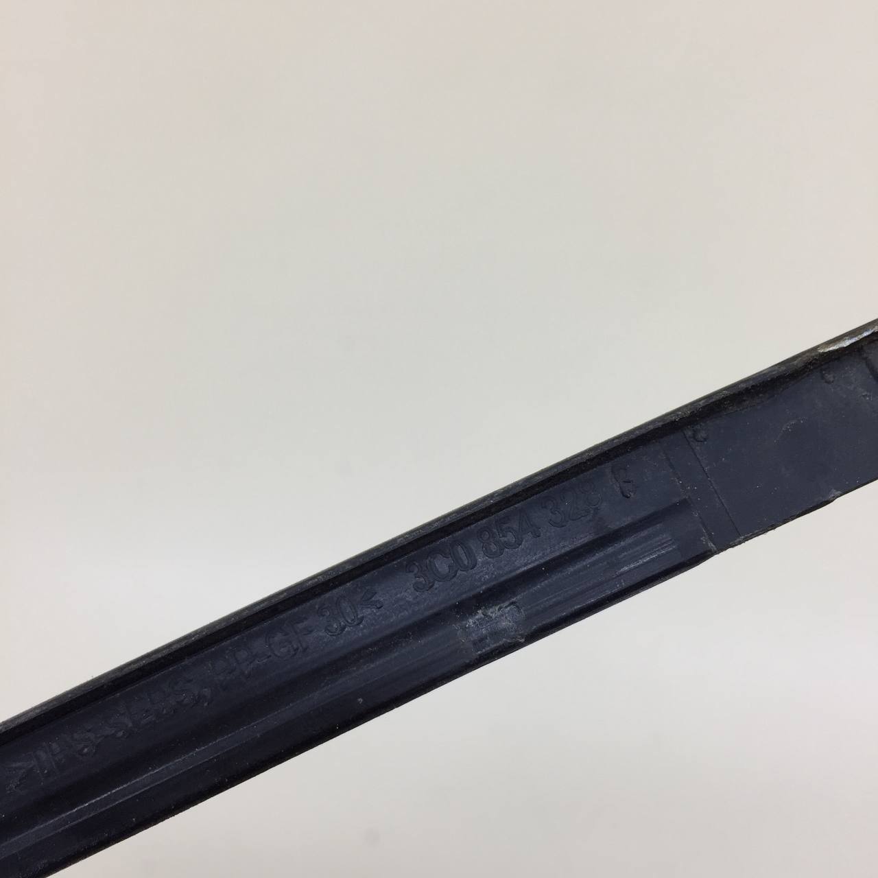 Молдинг лобового стекла Volkswagen Passat B7 2011-2015