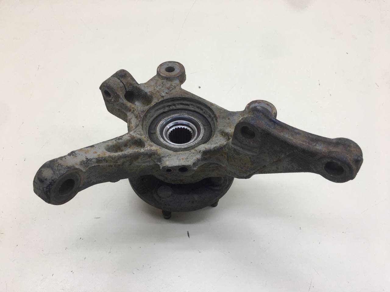 Кулак поворотный передний правый Chevrolet Aveo T300 2011>