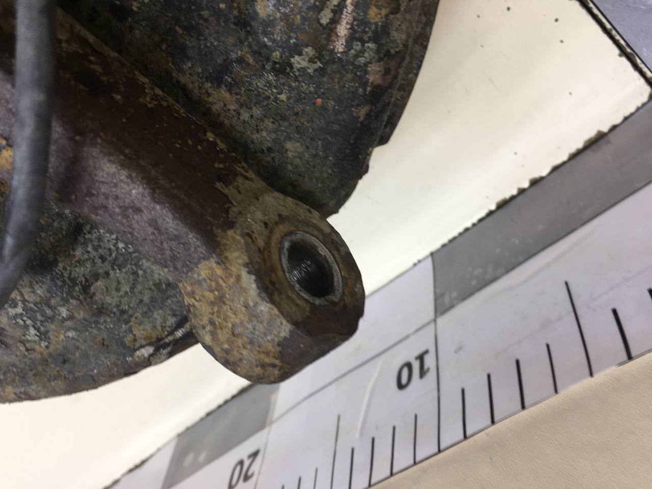 Кулак поворотный передний левый Mitsubishi L200 (KB) 2006-2016