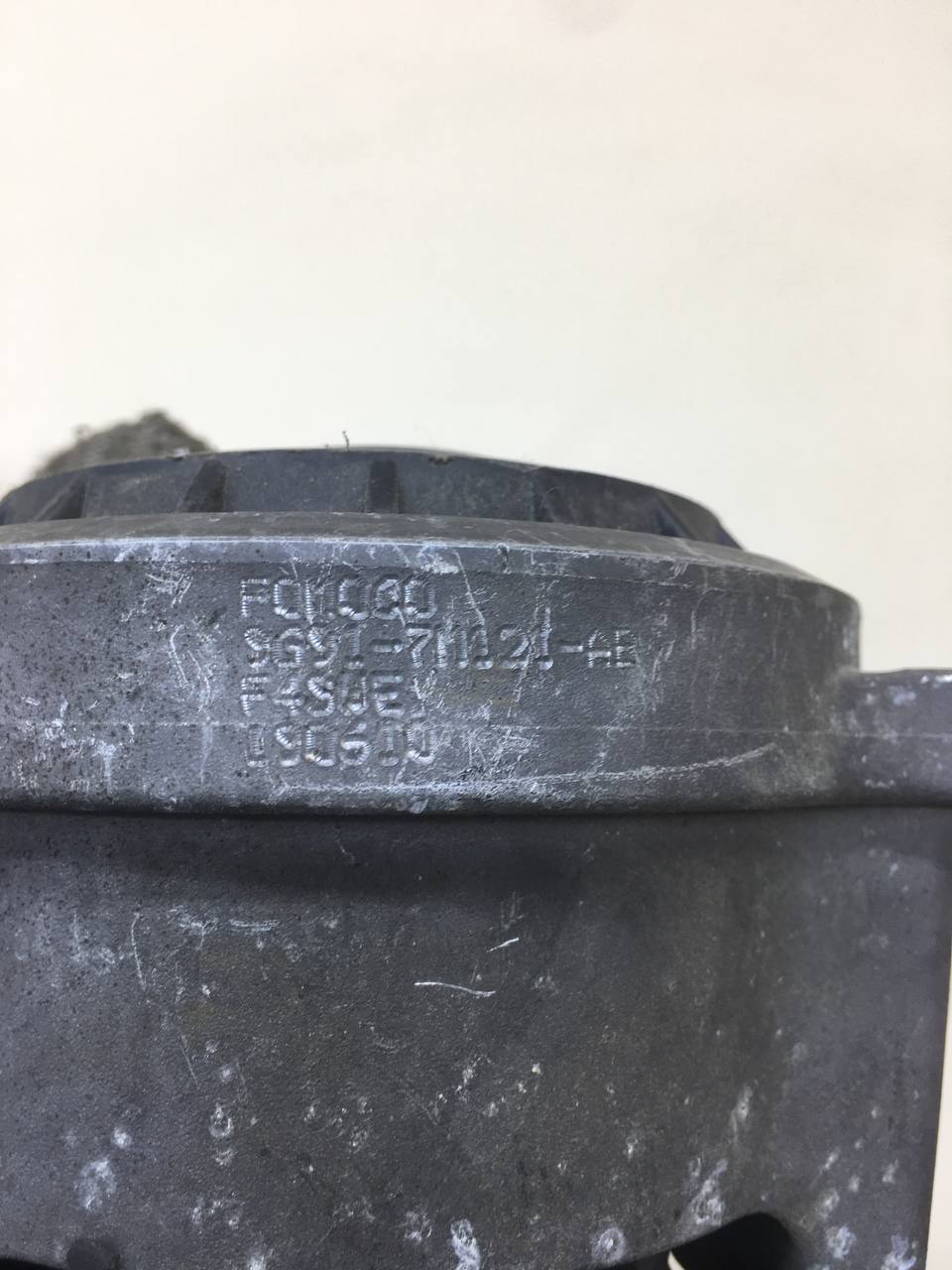 Опора двигателя левая Volvo XC60 2008-2017