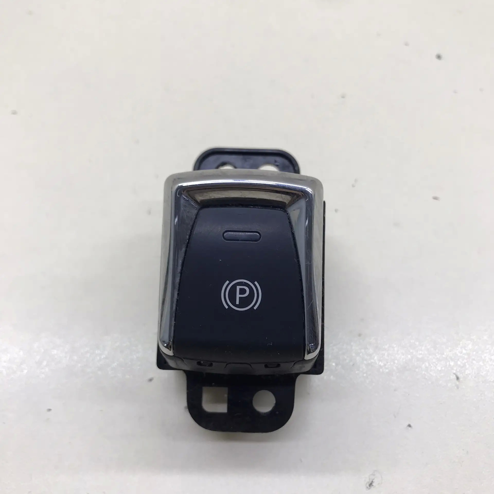 Кнопка фиксатора стояночного тормоза Nissan Qashqai (J11) 2014>