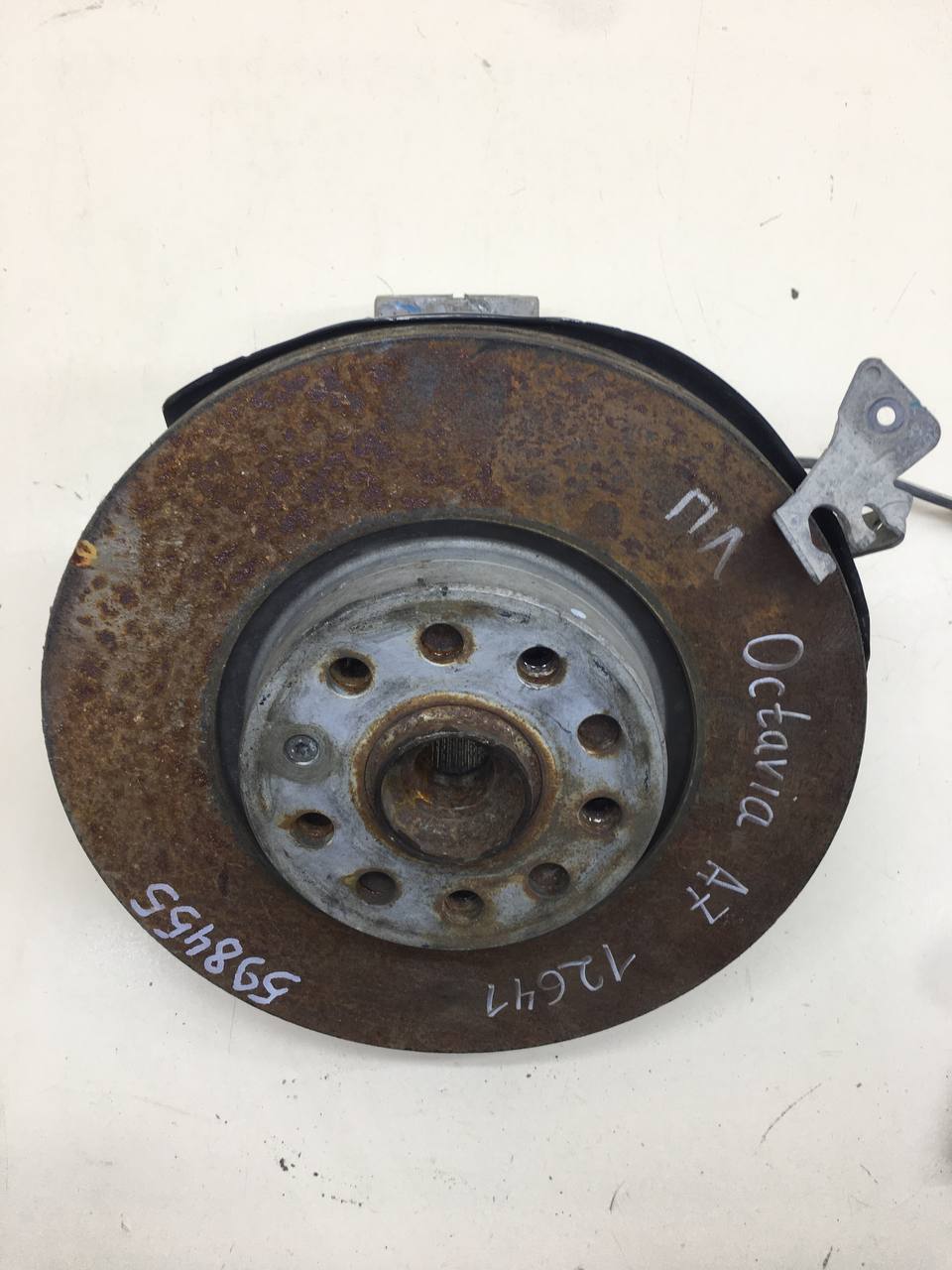 Кулак поворотный передний левый Skoda Octavia (A7) 2013>