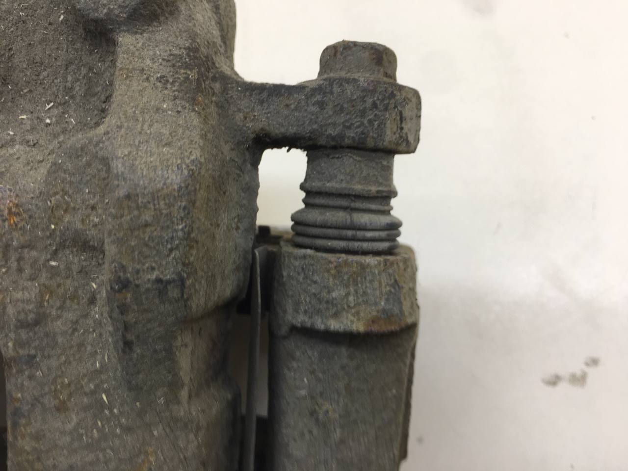 Суппорт передний правый SsangYong Rexton 2 2006-2012