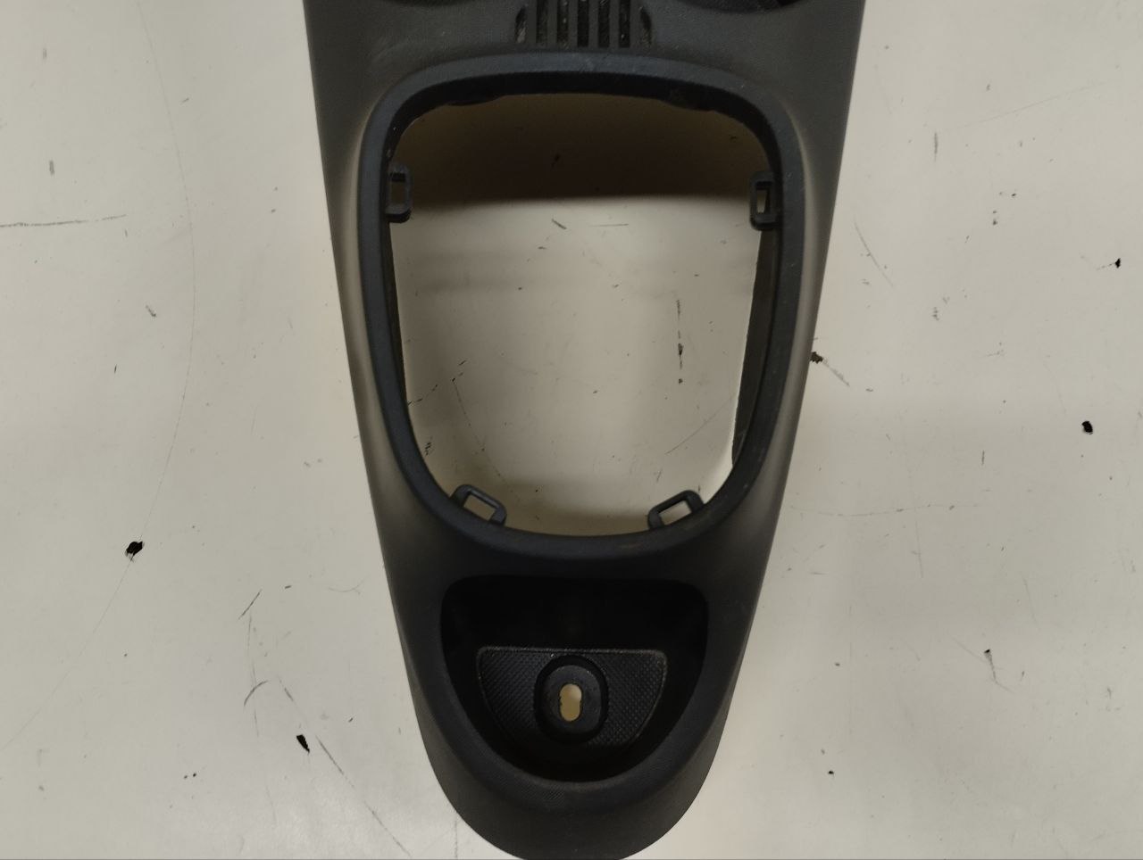 Консоль центральная Peugeot 107 2006-2014