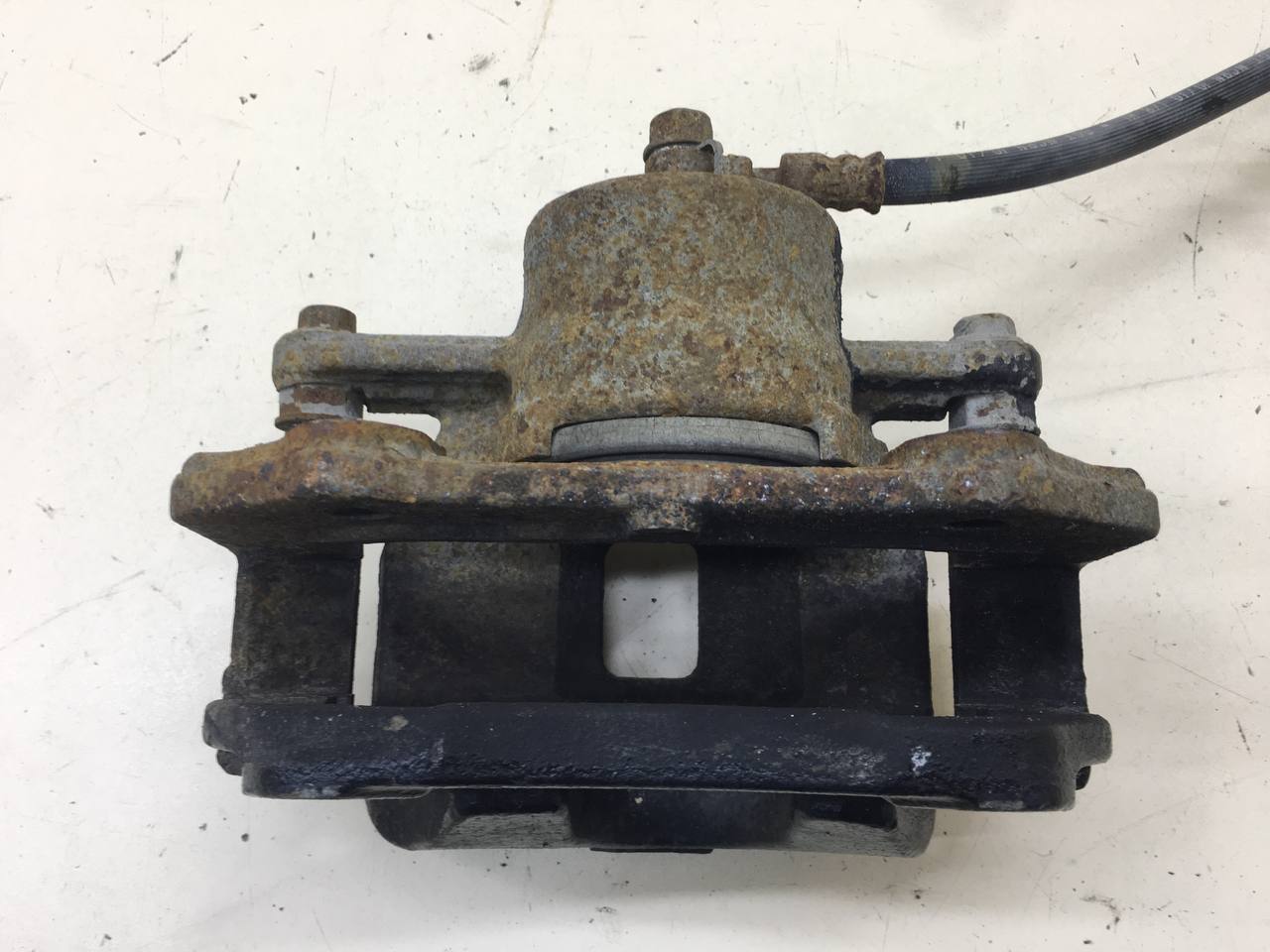 Суппорт передний левый Suzuki Grand Vitara 2005-2015