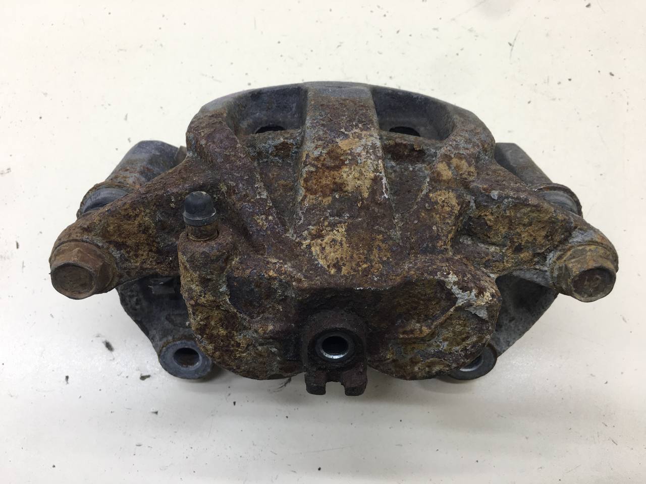 Суппорт передний левый Infiniti M37 (Y51) 2010-2014