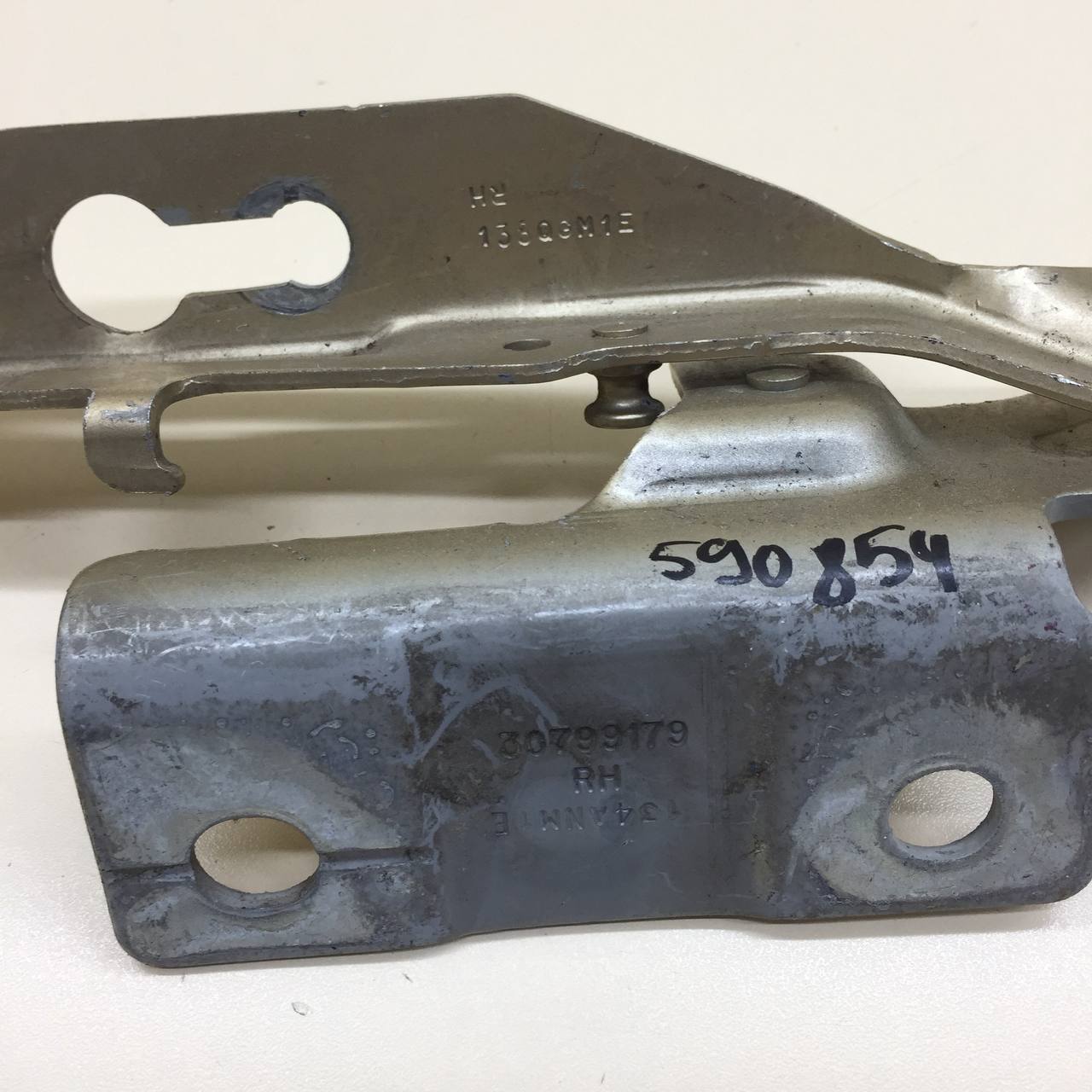 Петля капота правая Volvo V60 2010-2013