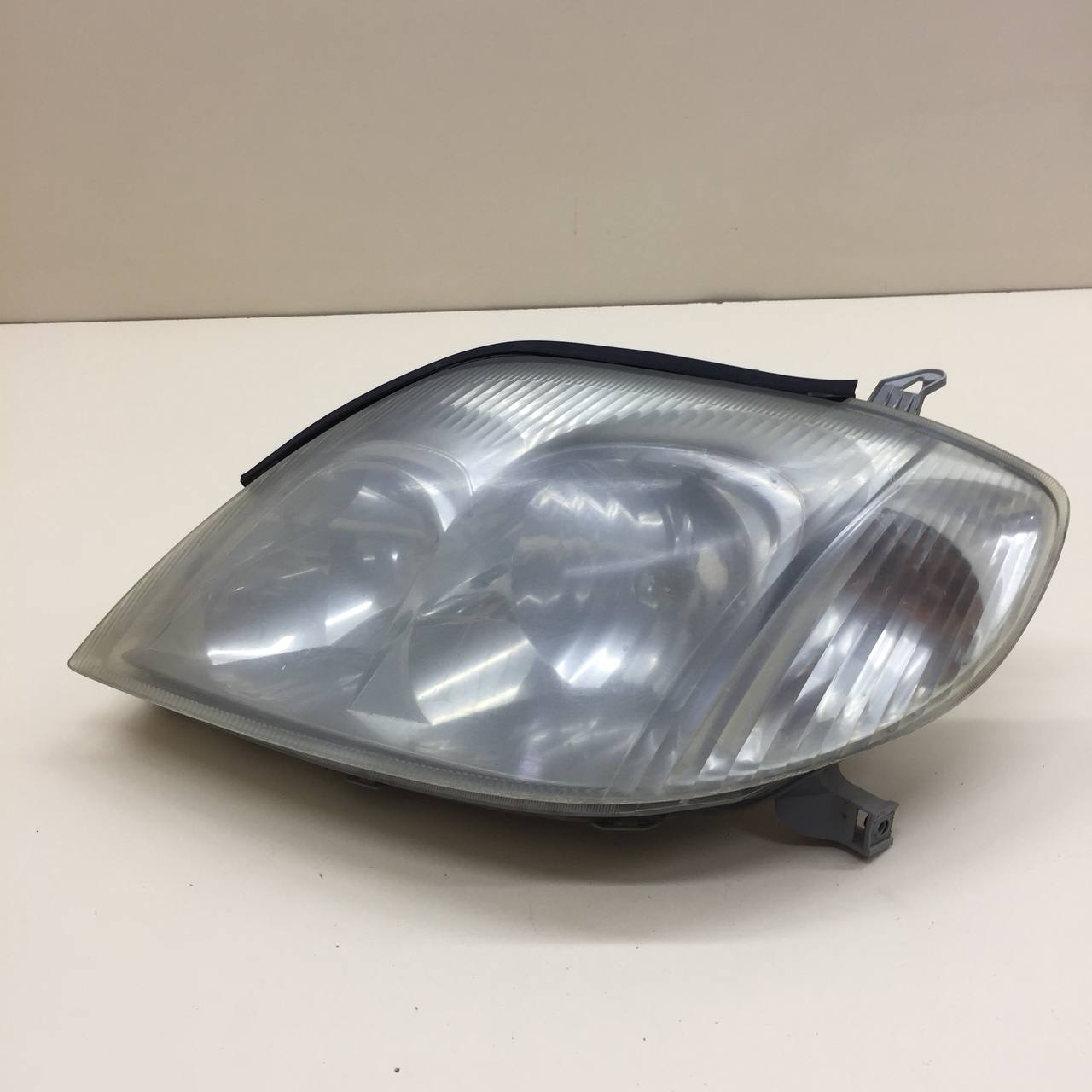 Фара левая Toyota Corolla E120 2001-2007