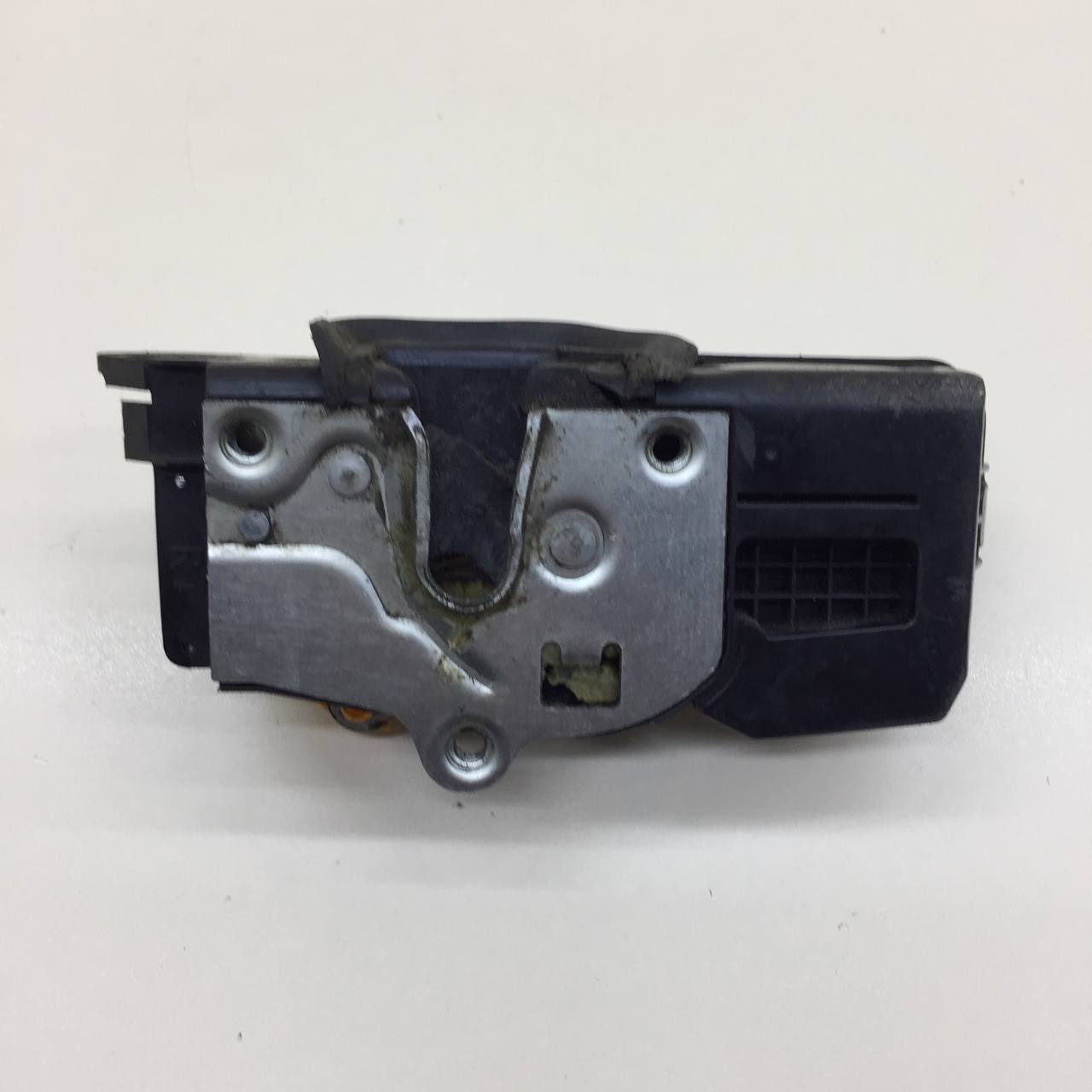 Замок двери задней правой Cadillac Escalade 3 2006-2014