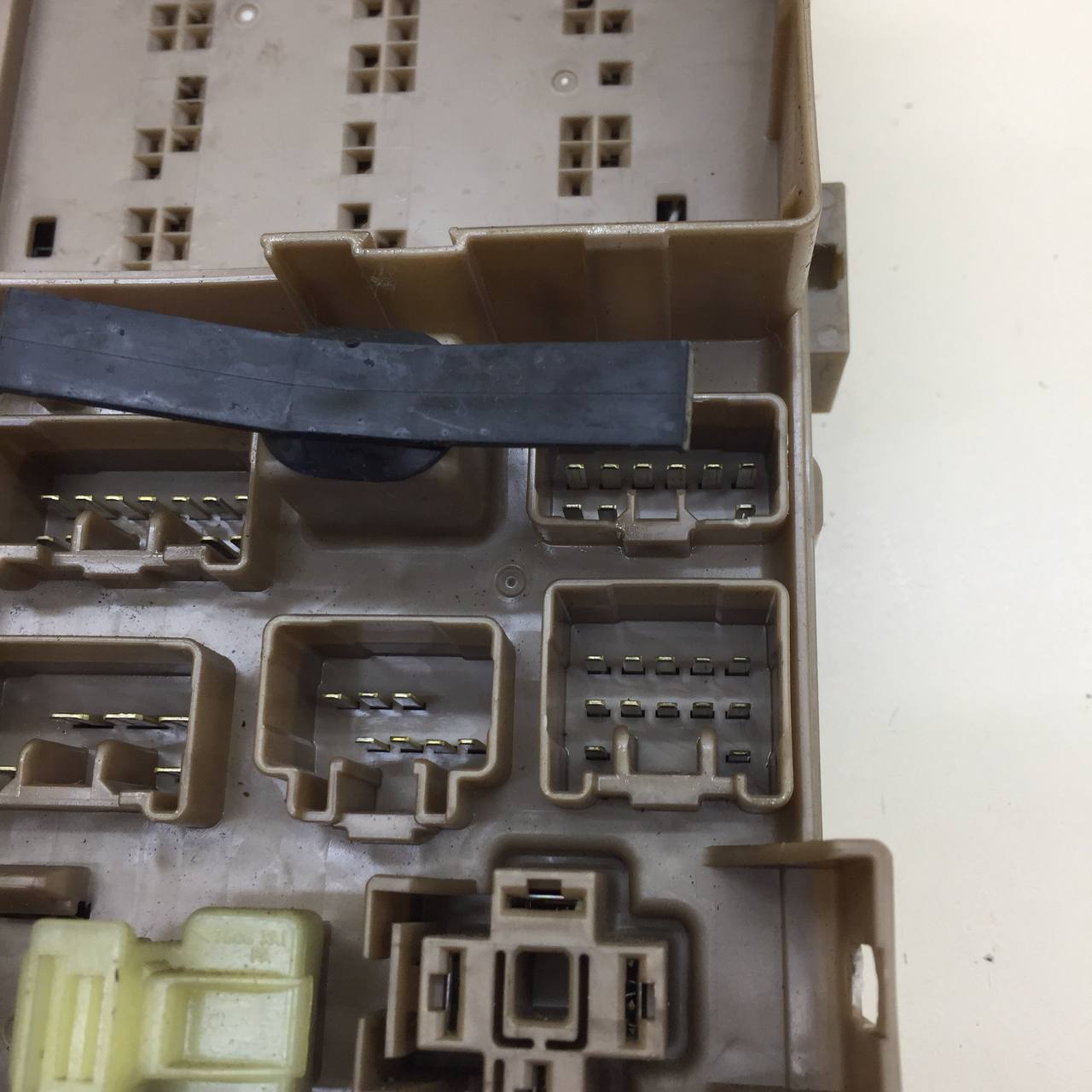 Блок предохранителей Toyota Corolla E120 2001-2007