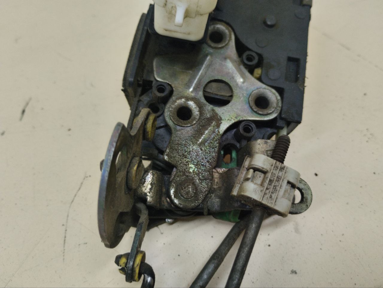 Замок двери передней левой Chevrolet TrailBlazer (GMT360) 2001-2010