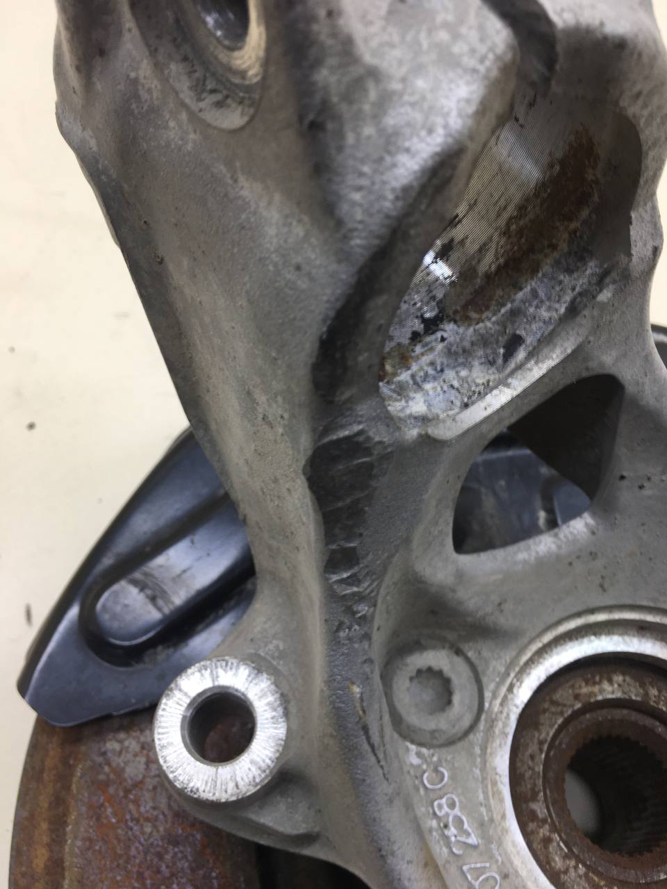 Кулак поворотный передний правый Skoda Octavia (A7) 2013>