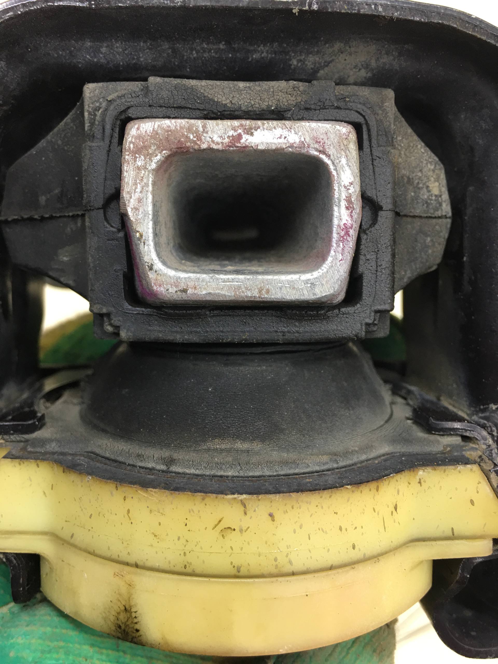 Опора двигателя правая Peugeot 208 2012>