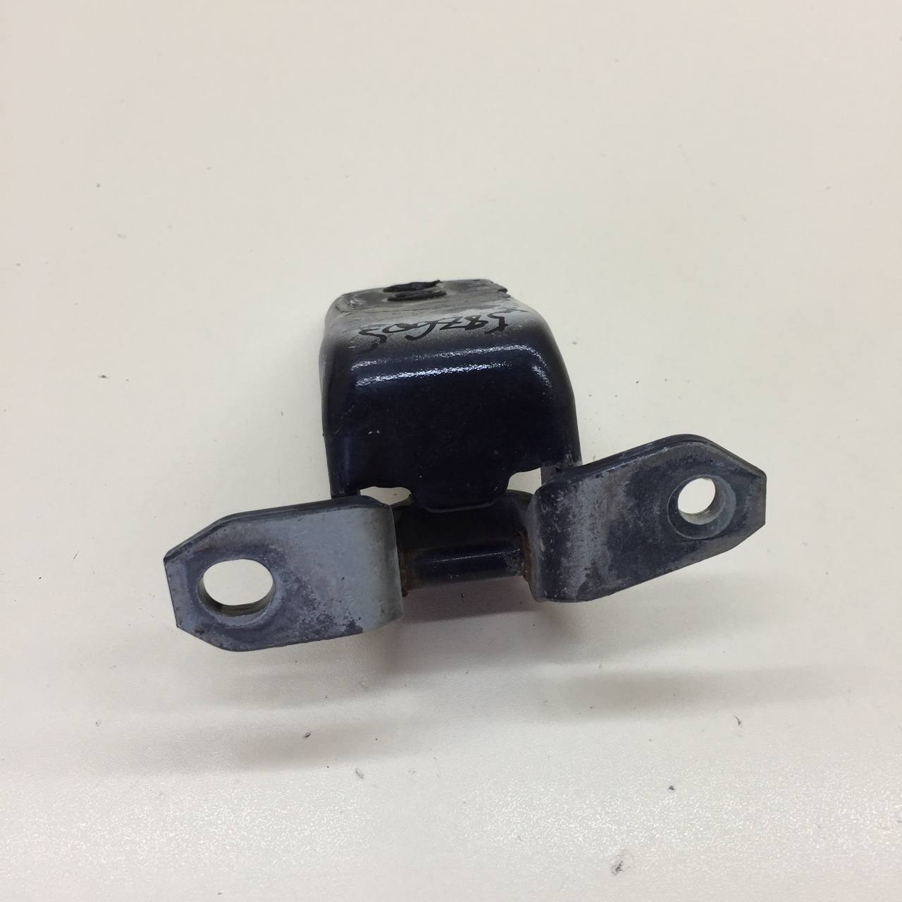 Петля двери передней левой нижняя Suzuki Grand Vitara 2005-2015