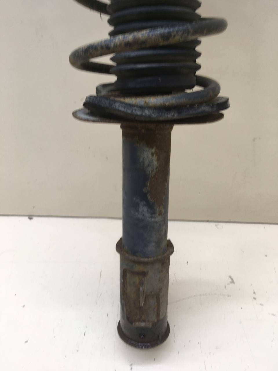 Амортизатор передний Fiat Albea 2002-2012