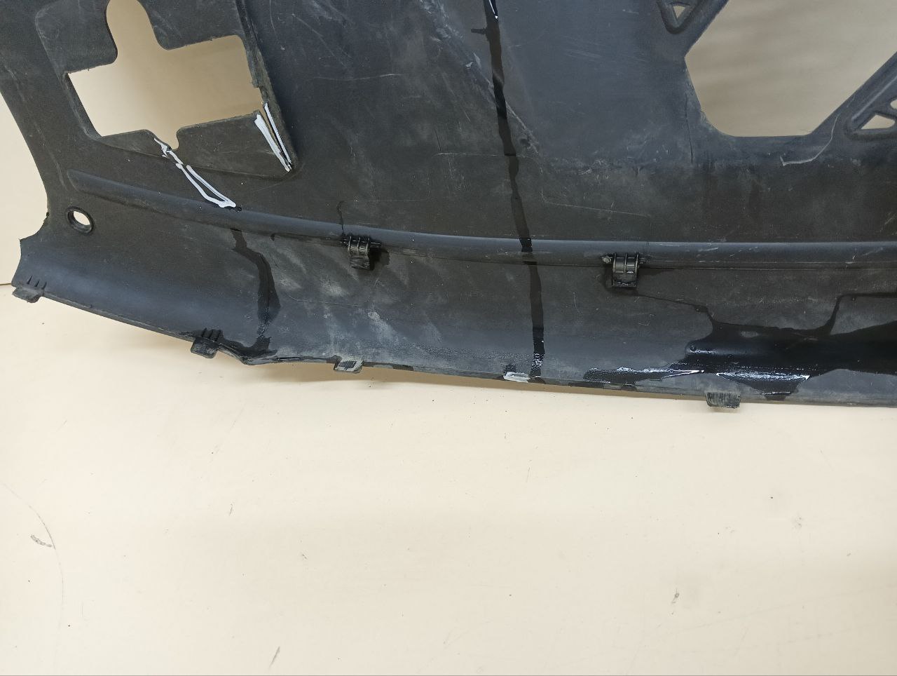 Кожух замка капота Porsche Macan 2013>